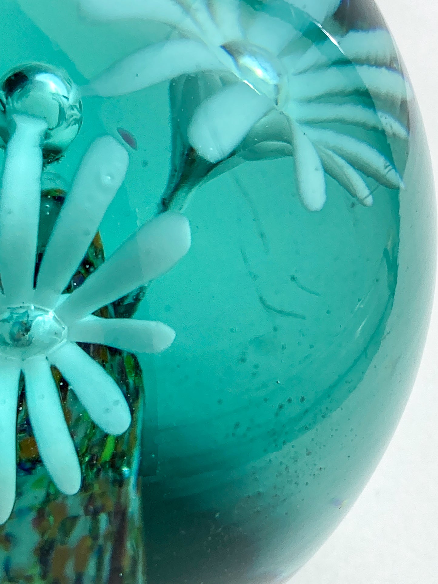 Vintage Kitschy Three Daisy Flowers Handblown Blue Glass Egg Paperweight