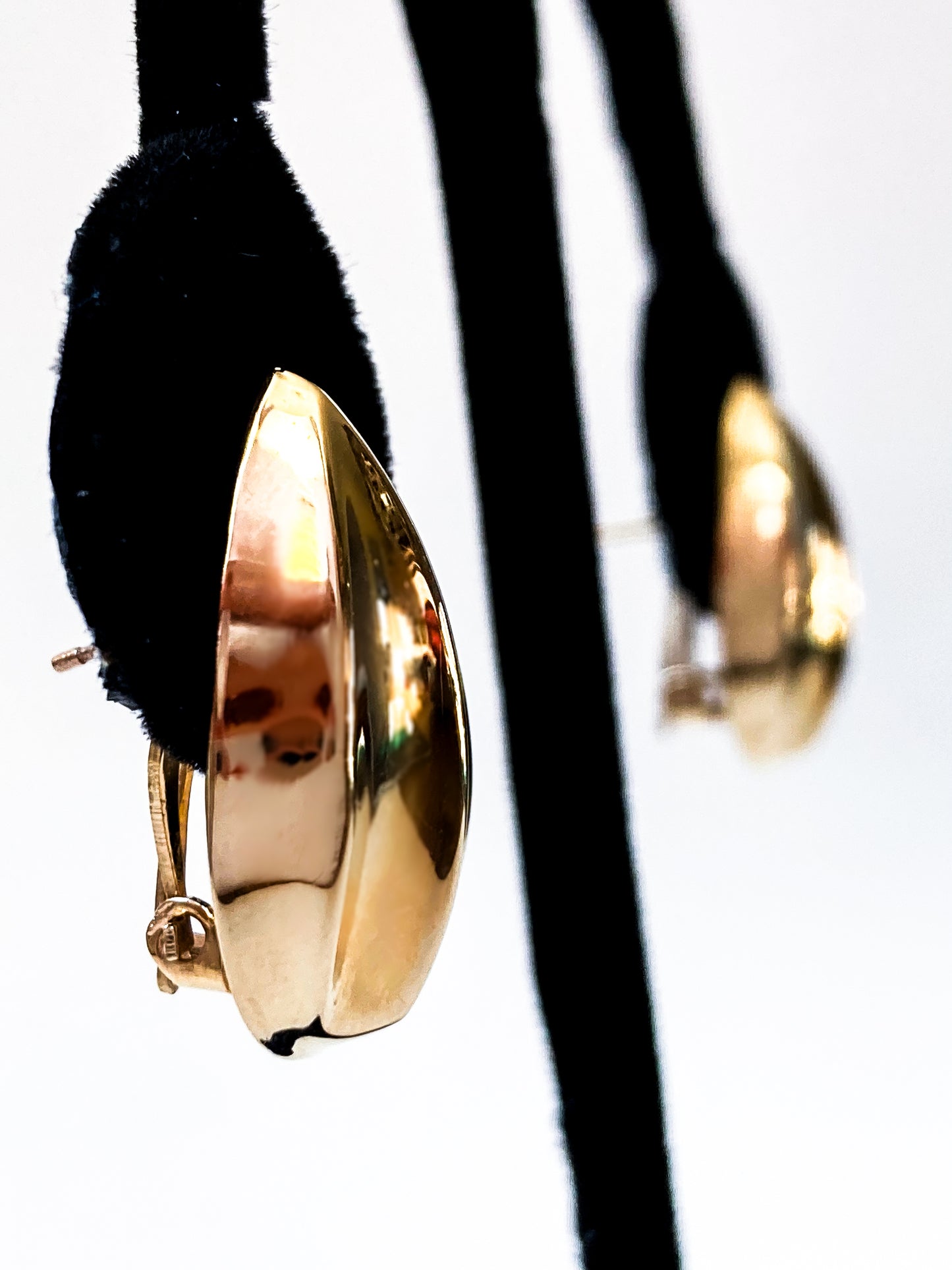 Vintage 5.1g 14K Yellow Gold Almond Shaped Dimensional Post Earrings