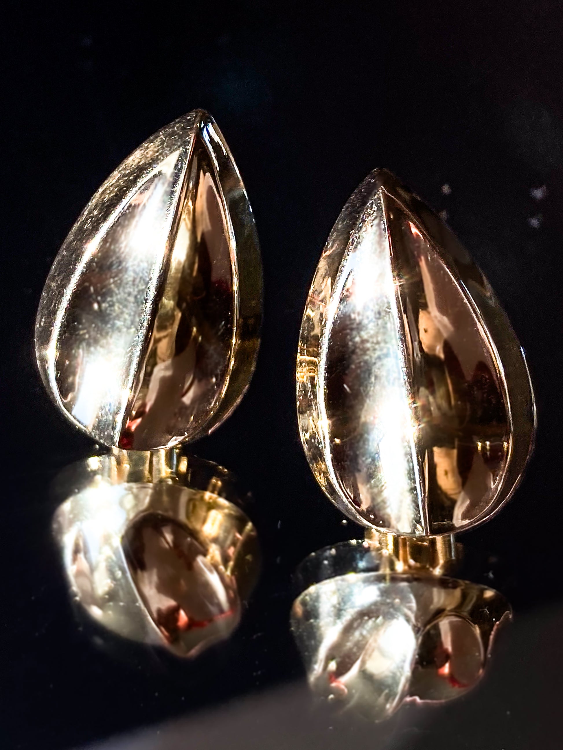 Vintage 5.1g 14K Yellow Gold Almond Shaped Dimensional Post Earrings