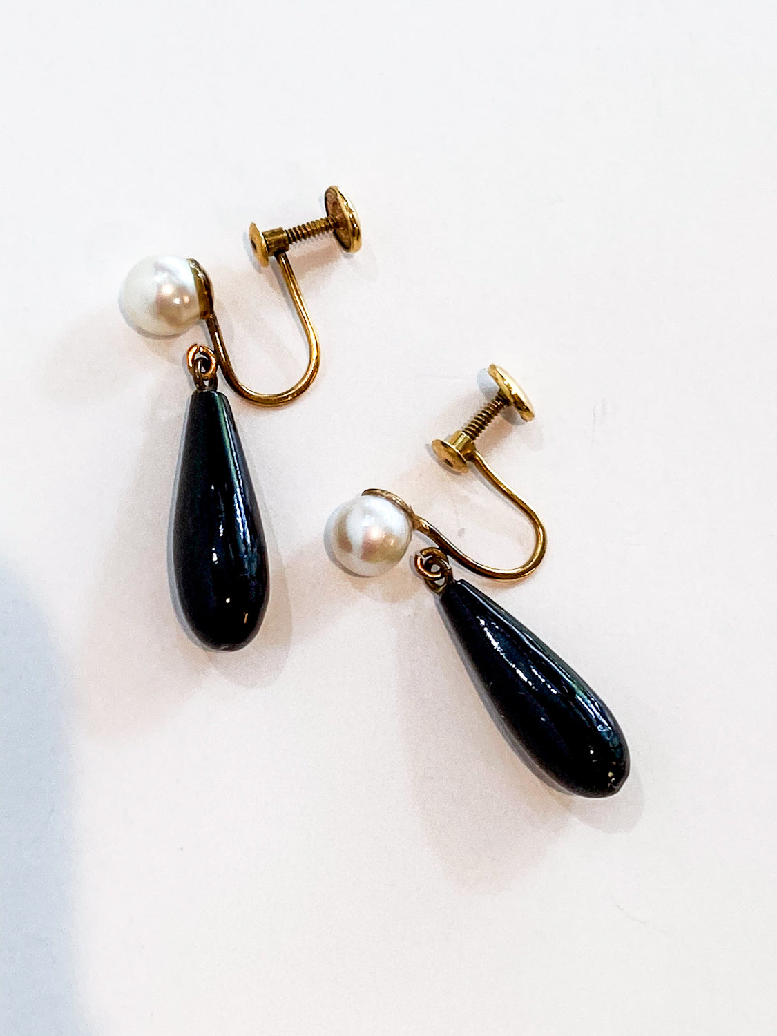 Vintage 12K Gold Filled Pearl Black Tear Drop Dangle Screwback Earrings