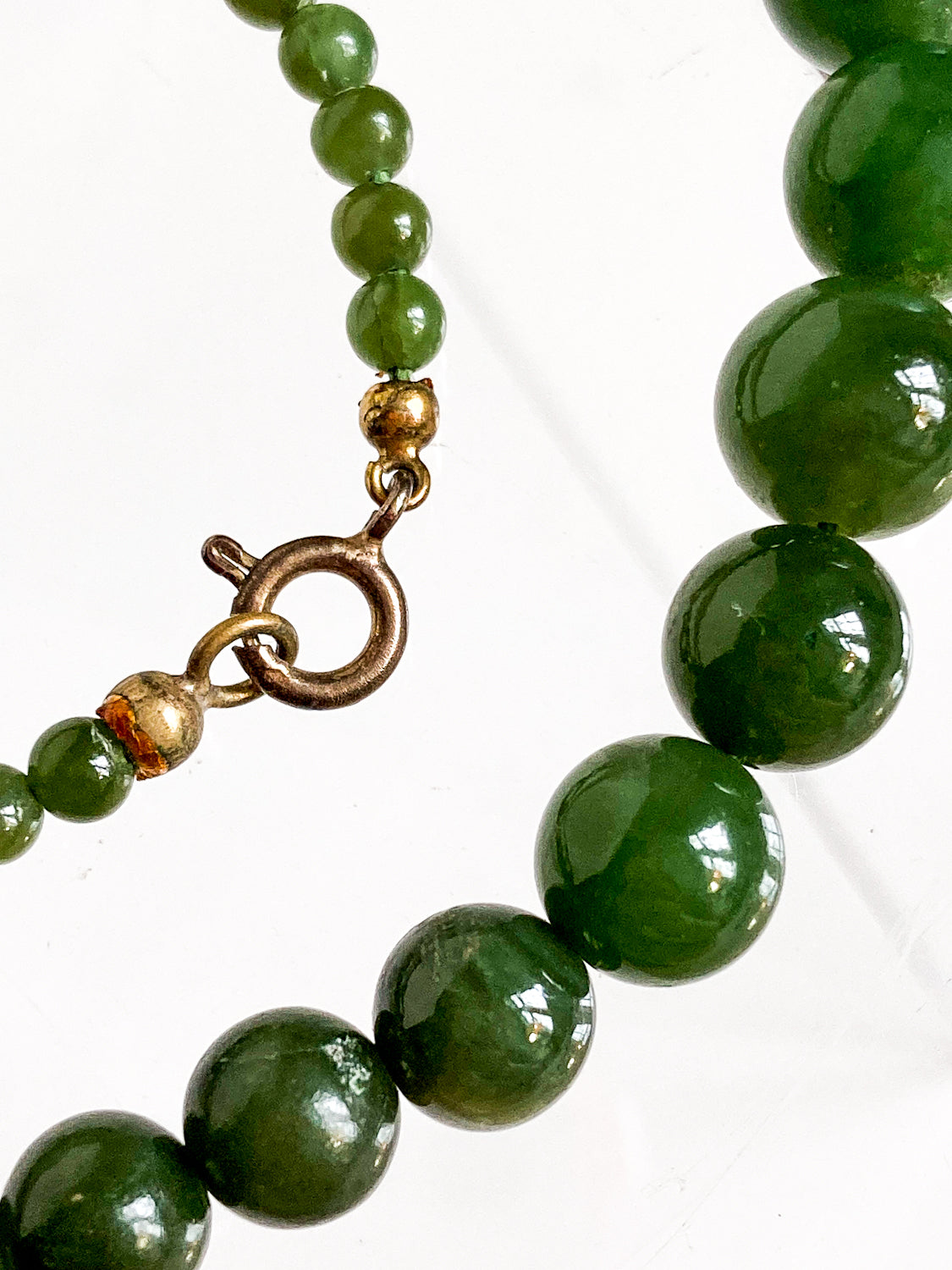 Vintage Graduated Green Nephrite Stone Bead Elongated Necklace Close up closure