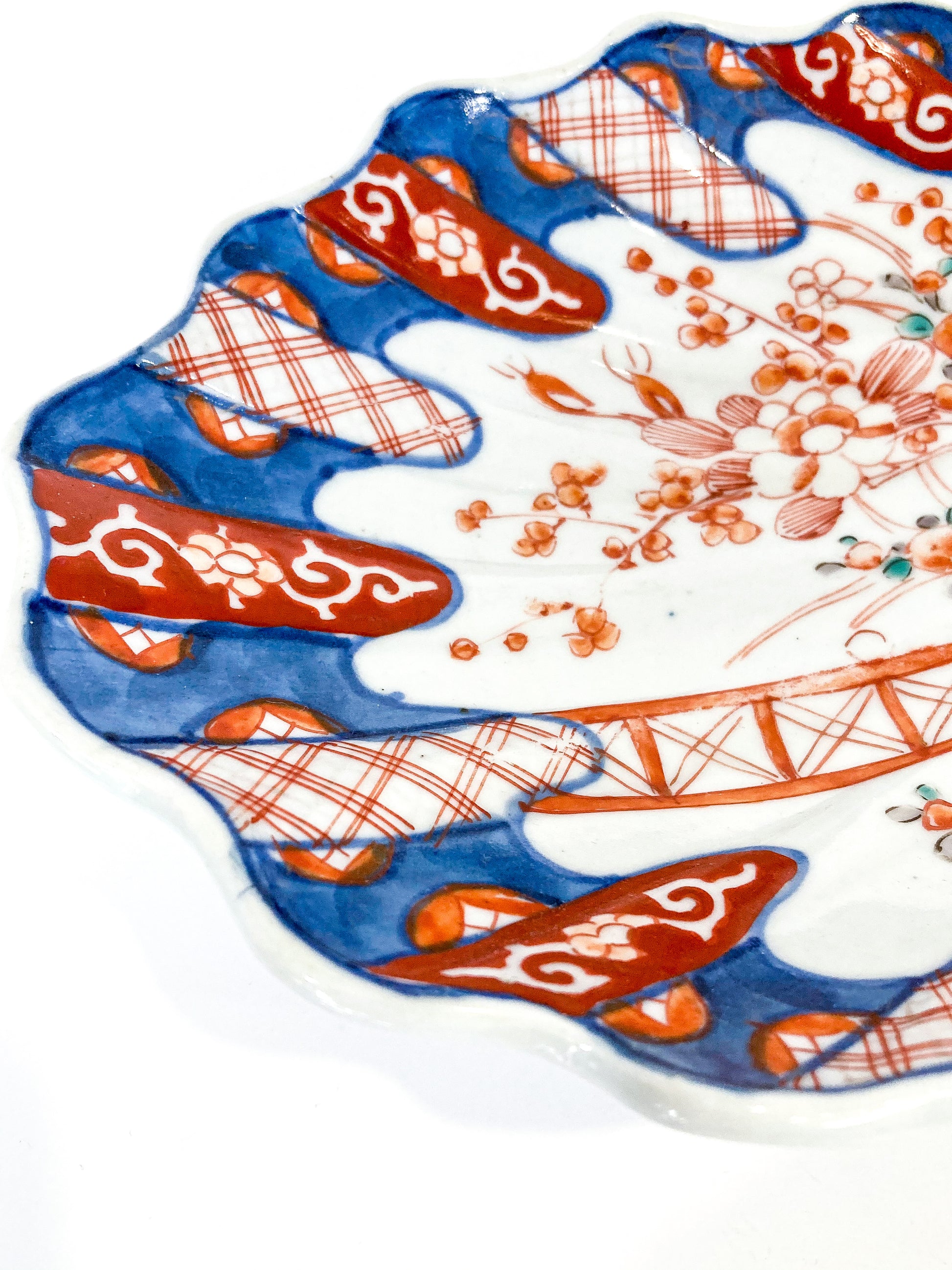 Antique Imari Floral Motif Shell Shaped Japanese Porcelain Dish Tray Close Up Scalloped Edges