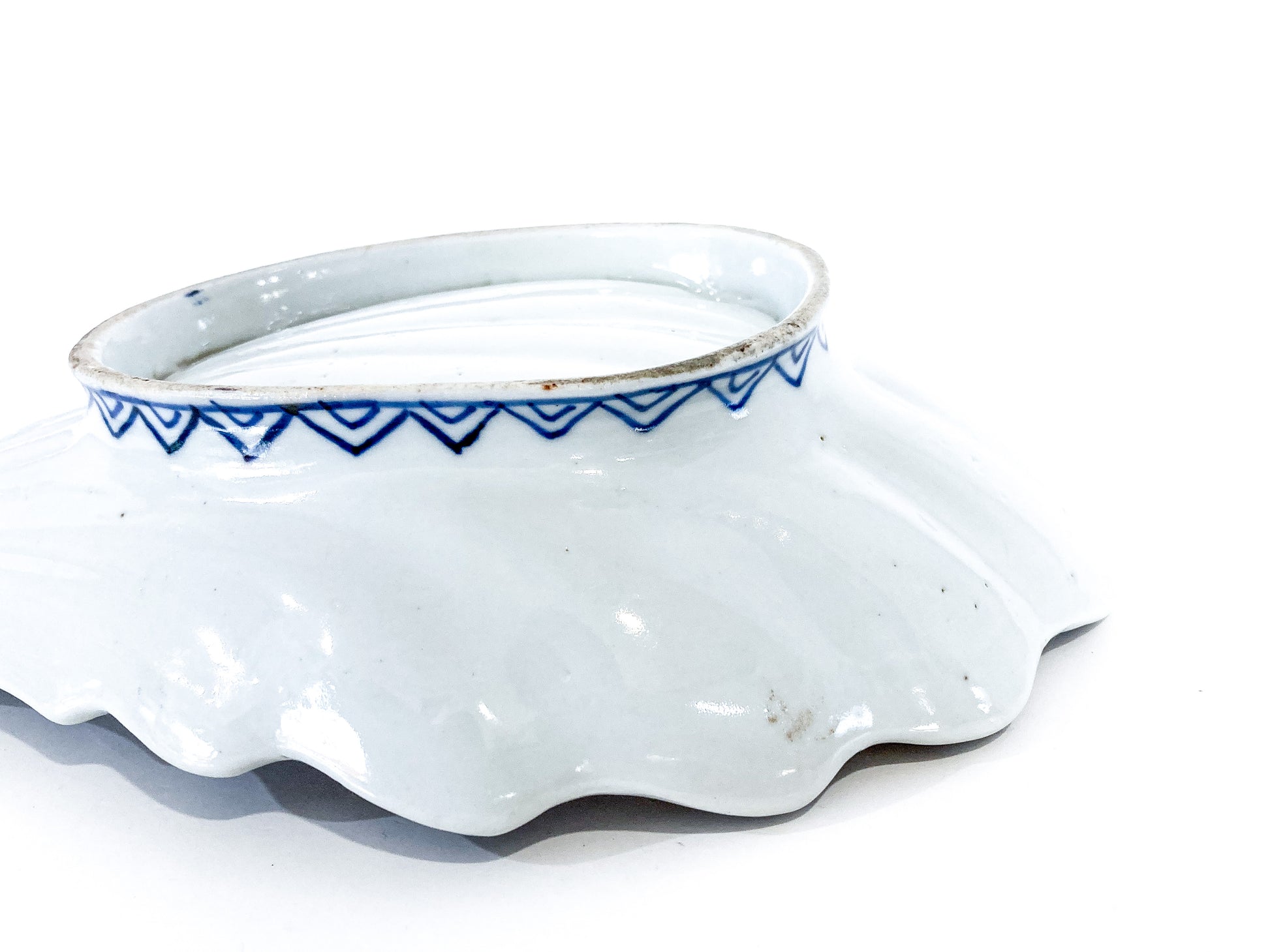 Antique Imari Floral Motif Shell Shaped Japanese Porcelain Dish Tray Close Up Bottom