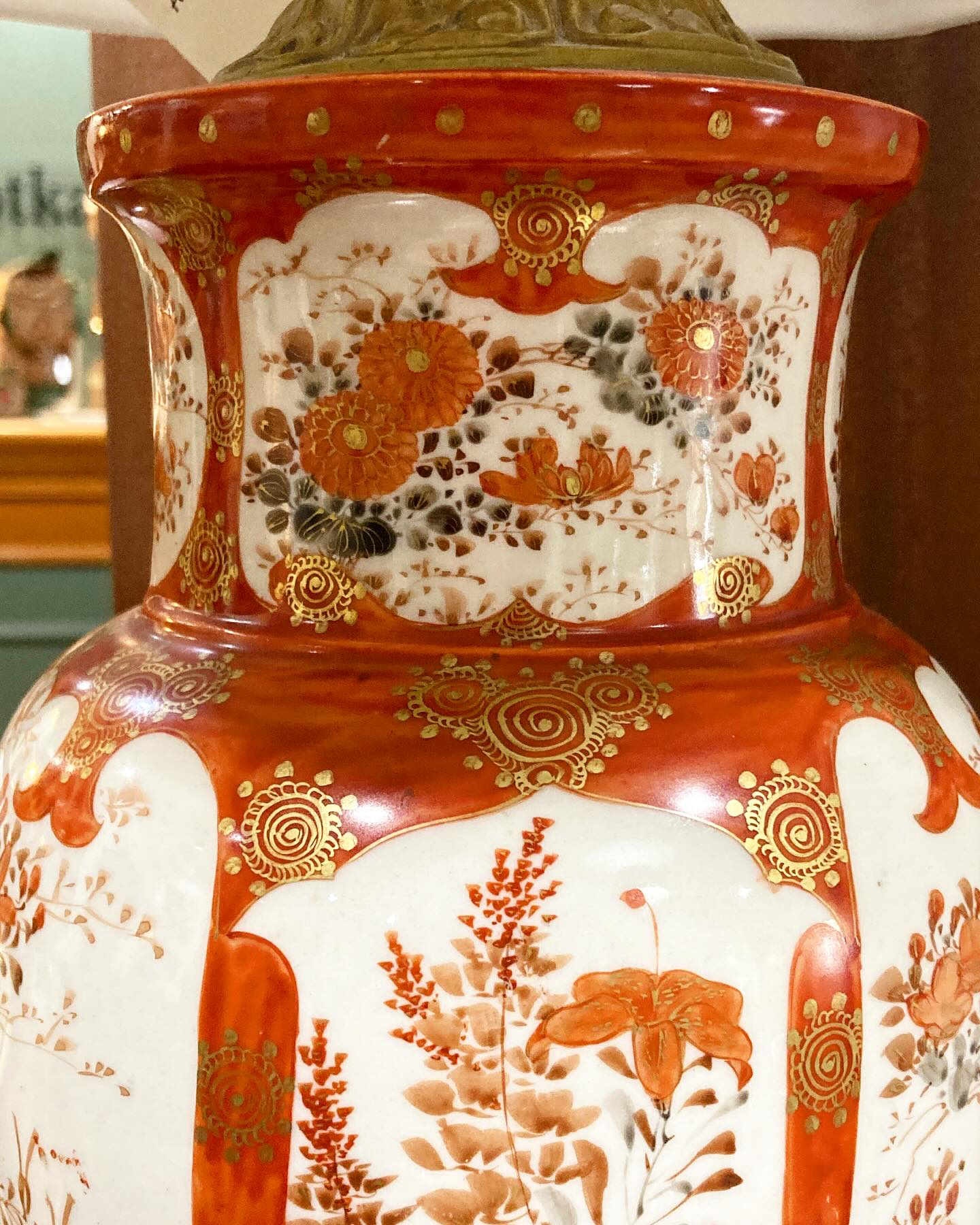 Antique Japanese Hand Painted Kutani Porcelain Vase Lamp Wood Base Close Up