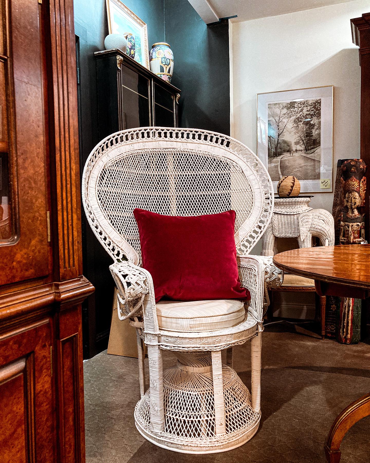 Gorgeous Vintage Antique-Inspired Intricately Woven White Wicker Peacock Chair