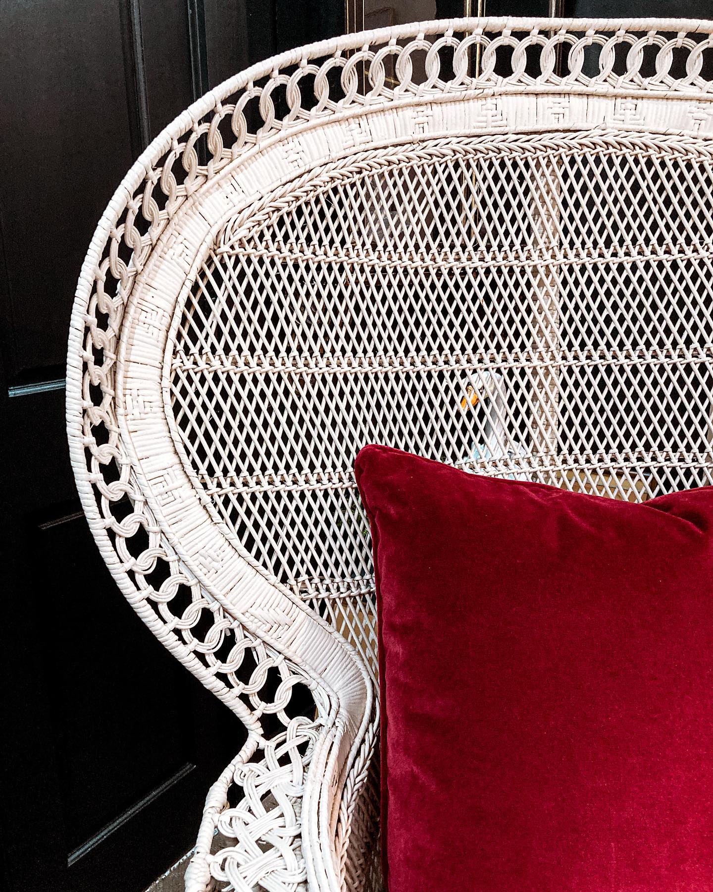 Gorgeous Vintage Antique-Inspired Intricately Woven White Wicker Peacock Chair