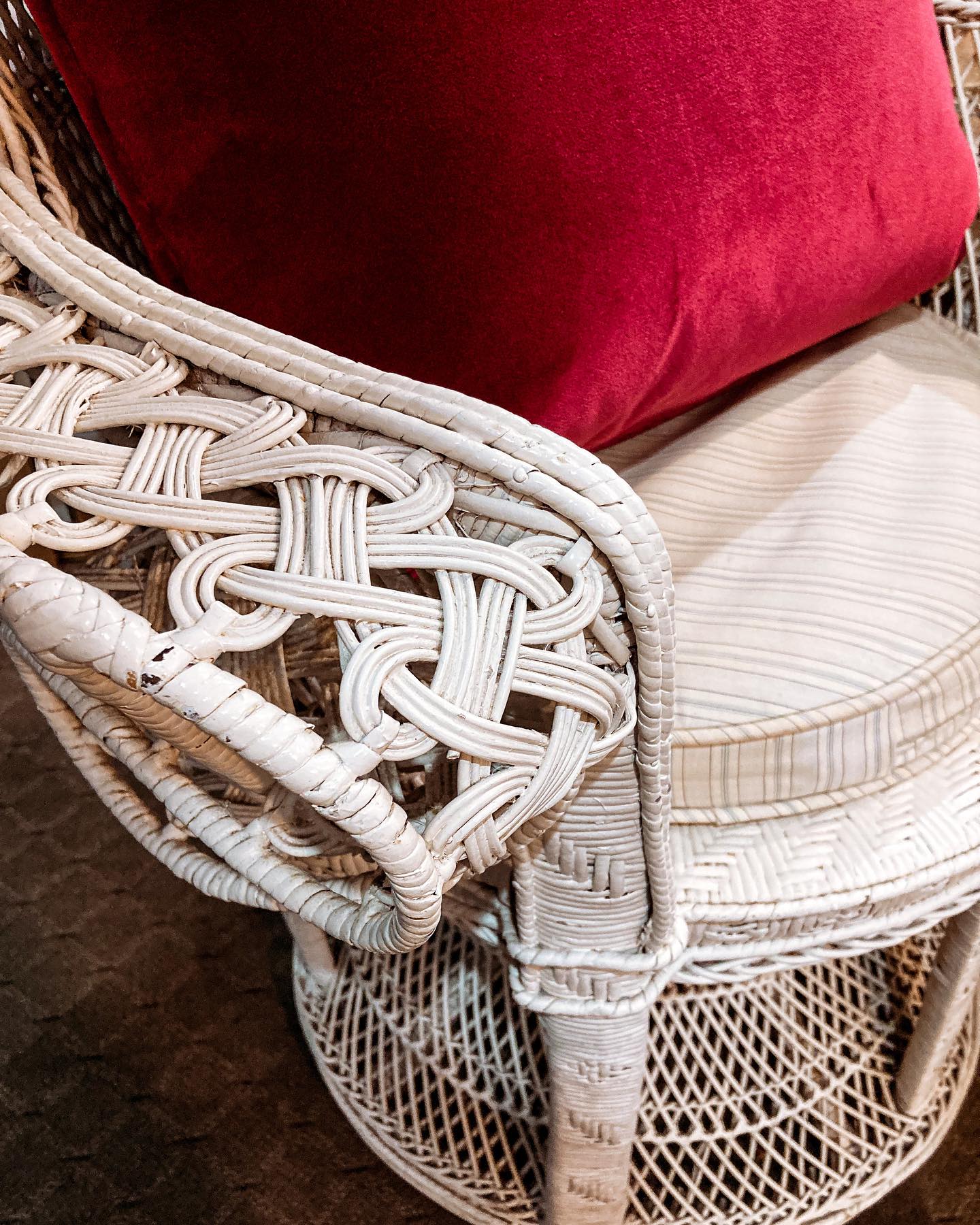 Gorgeous Vintage Antique-Inspired Intricately Woven White Wicker Peacock Chair