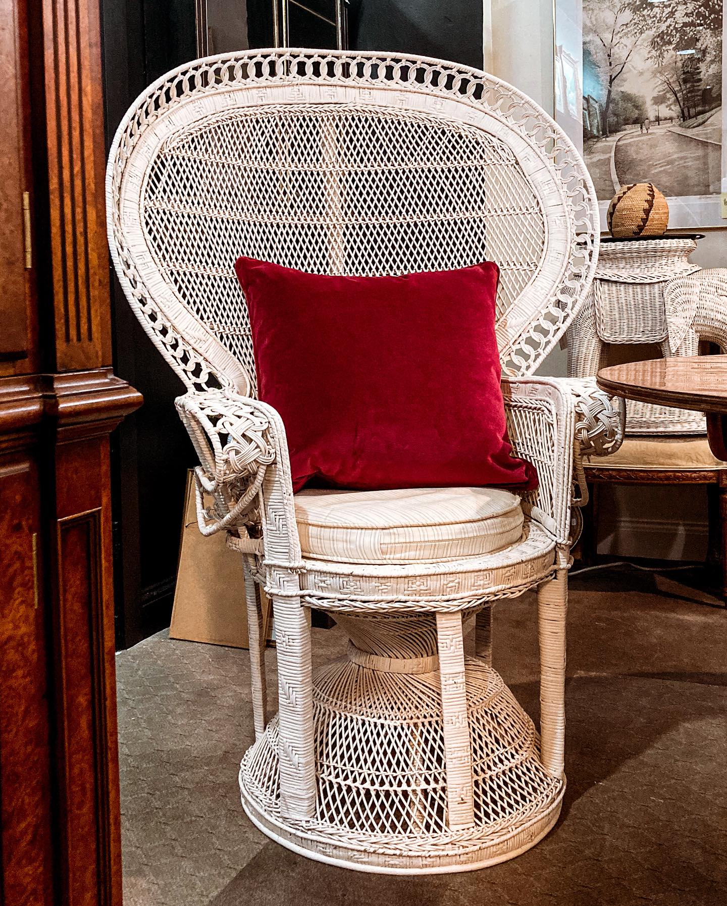 Gorgeous Vintage Antique-Inspired Intricately Woven White Wicker Peacock Chair