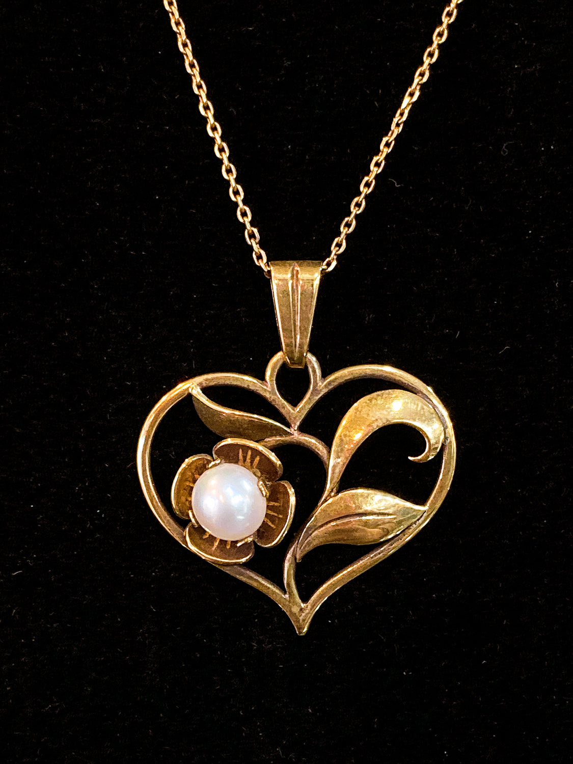 Vintage 14K Yellow Gold Heart Shaped Pearl Flower Pendant Necklace