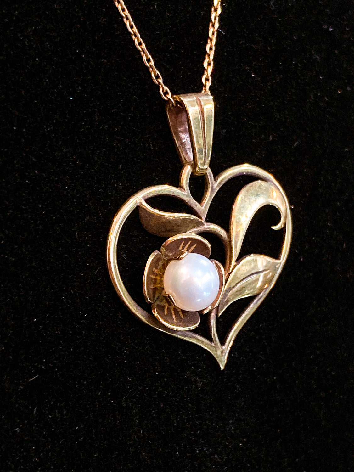 Vintage 14K Yellow Gold Heart Shaped Pearl Flower Pendant Necklace