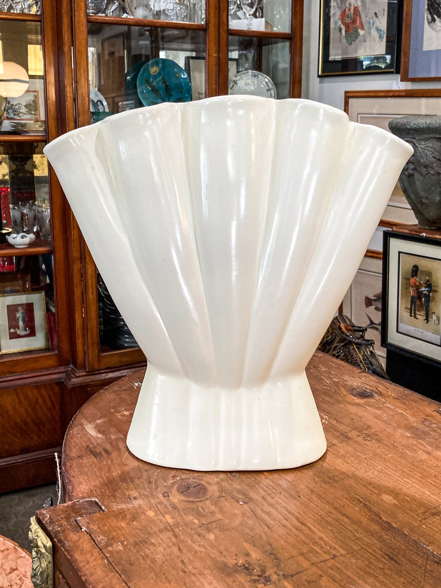 Vintage 1940s Red Wing Cream Gladiolus #416 Ceramic Fan Scalloped Vase