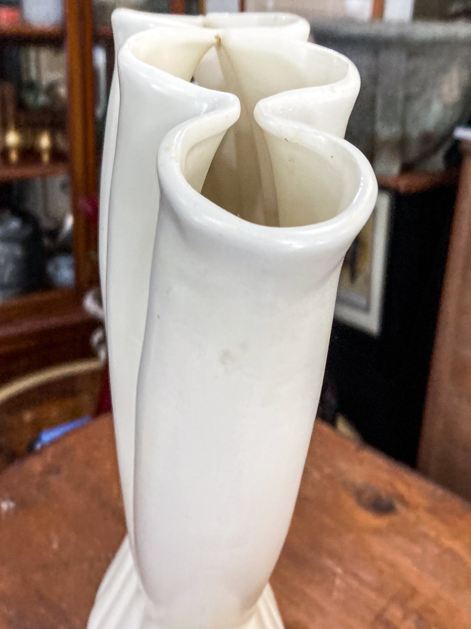 Vintage 1940s Red Wing Cream Gladiolus #416 Ceramic Fan Scalloped Vase