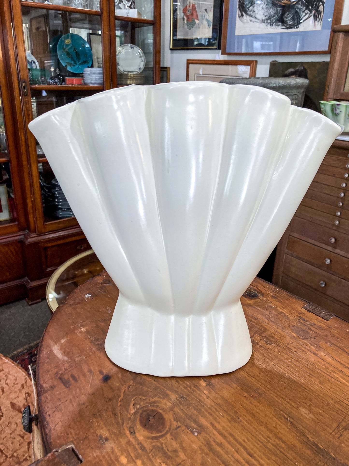 Vintage 1940s Red Wing Cream Gladiolus #416 Ceramic Fan Scalloped Vase