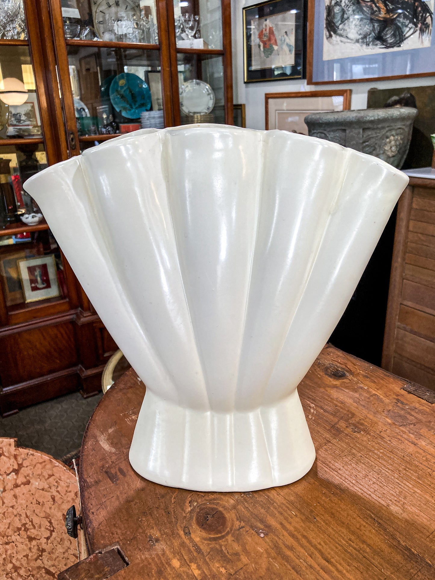 Vintage 1940s Red Wing Cream Gladiolus #416 Ceramic Fan Scalloped Vase