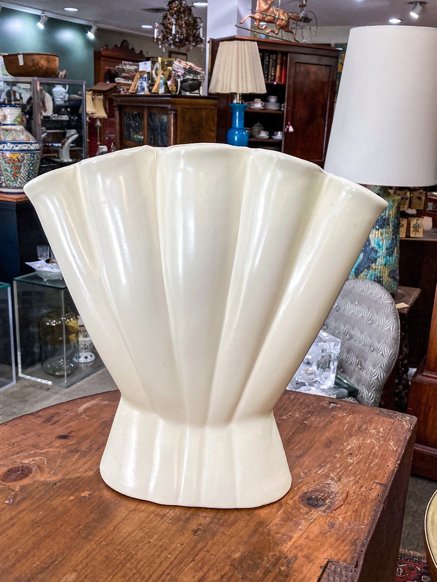 Vintage 1940s Red Wing Cream Gladiolus #416 Ceramic Fan Scalloped Vase