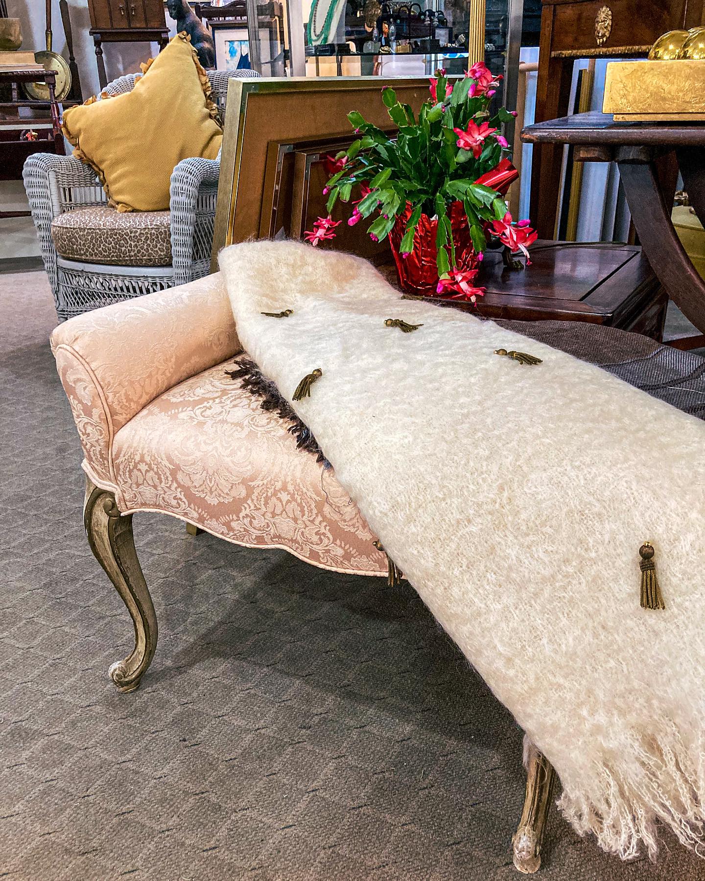 1960s Italian Louis XV Style Painted Gilt Wood Frame Cream Upholstered Bench