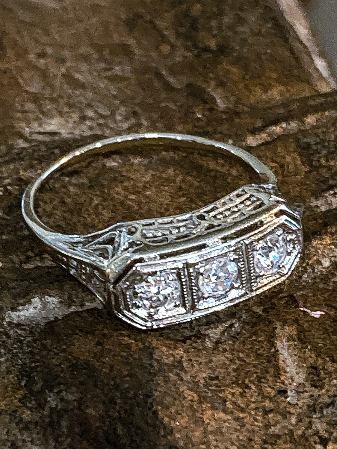 Vintage Art Deco 10K White Gold Filigree Triple Diamond Round Cut Ring