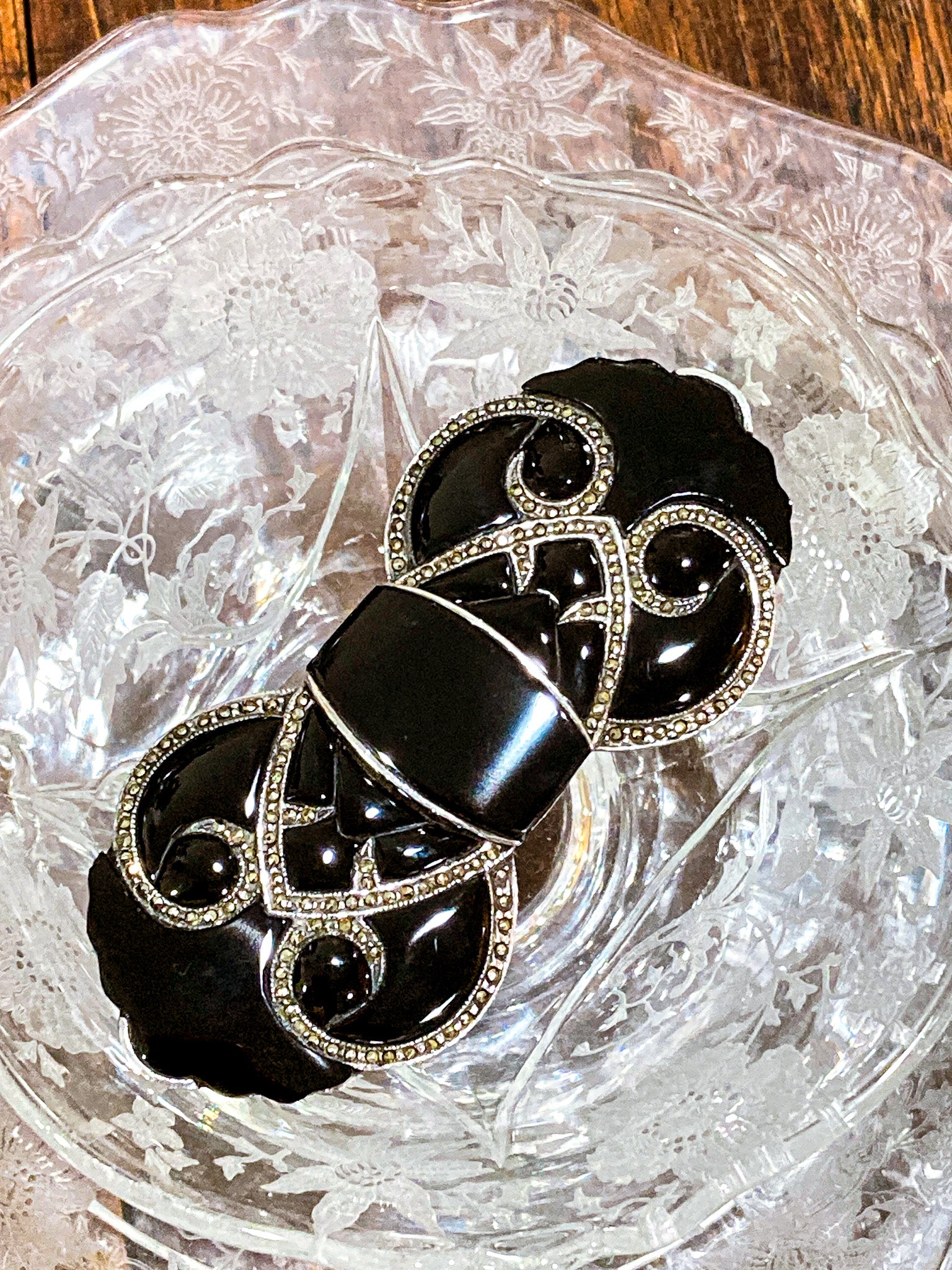 Onyx brooch online