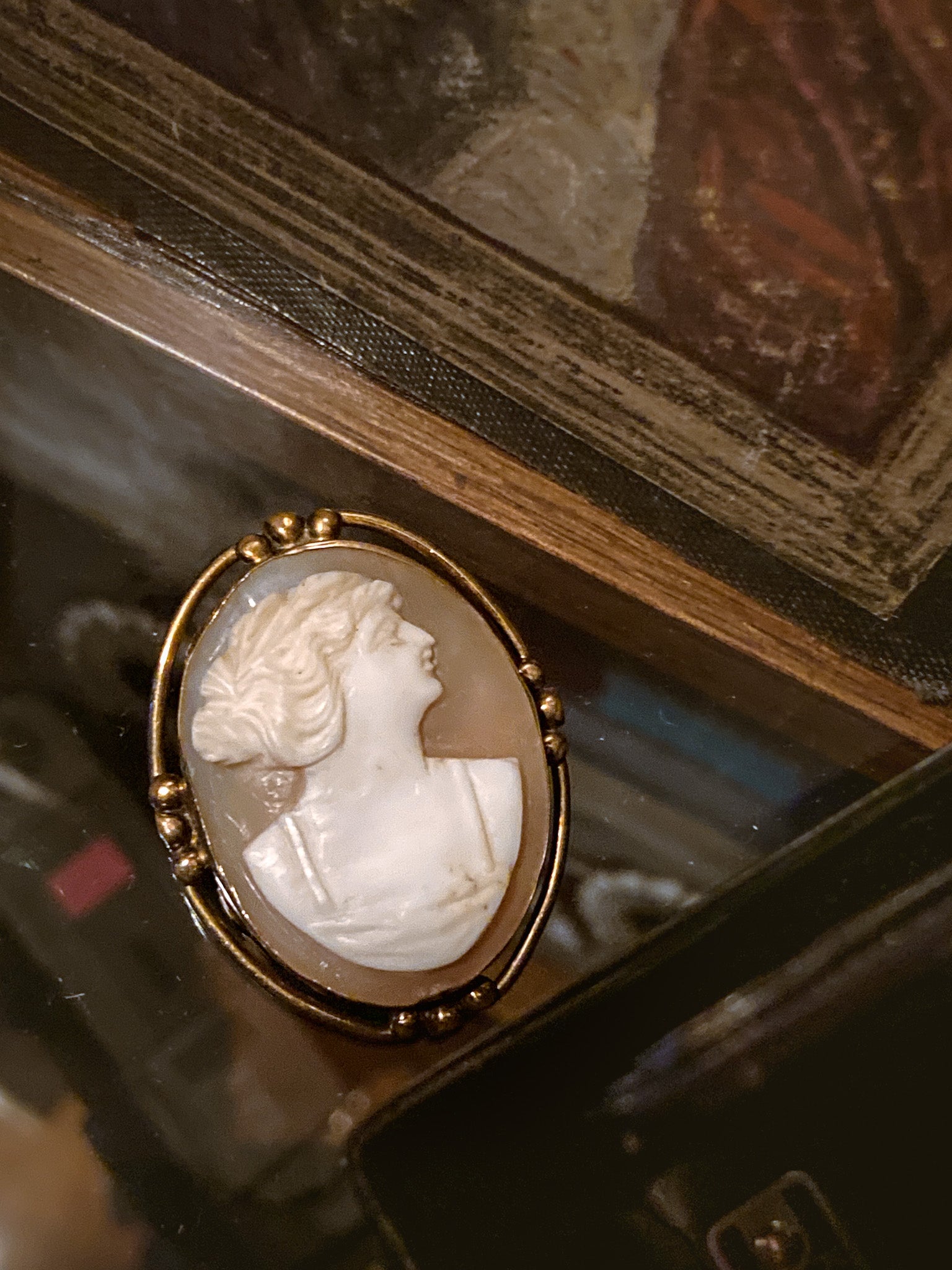 Vintage Gold Tone Neo-Classical Style Italian Oval Cameo Brooch Pin