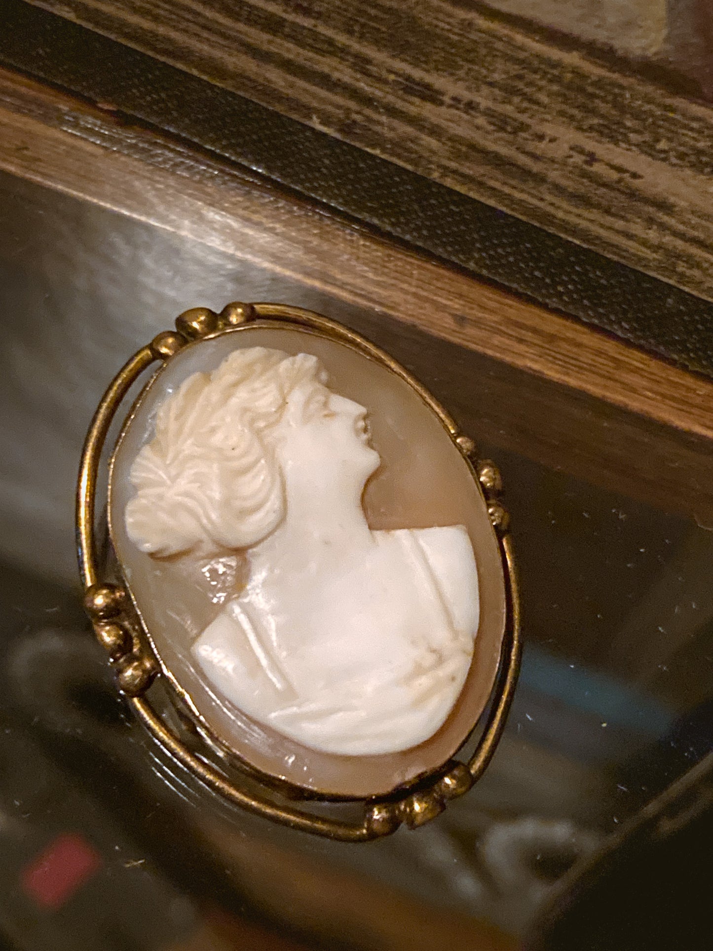 Vintage Gold Tone Neo-Classical Style Italian Oval Cameo Brooch Pin