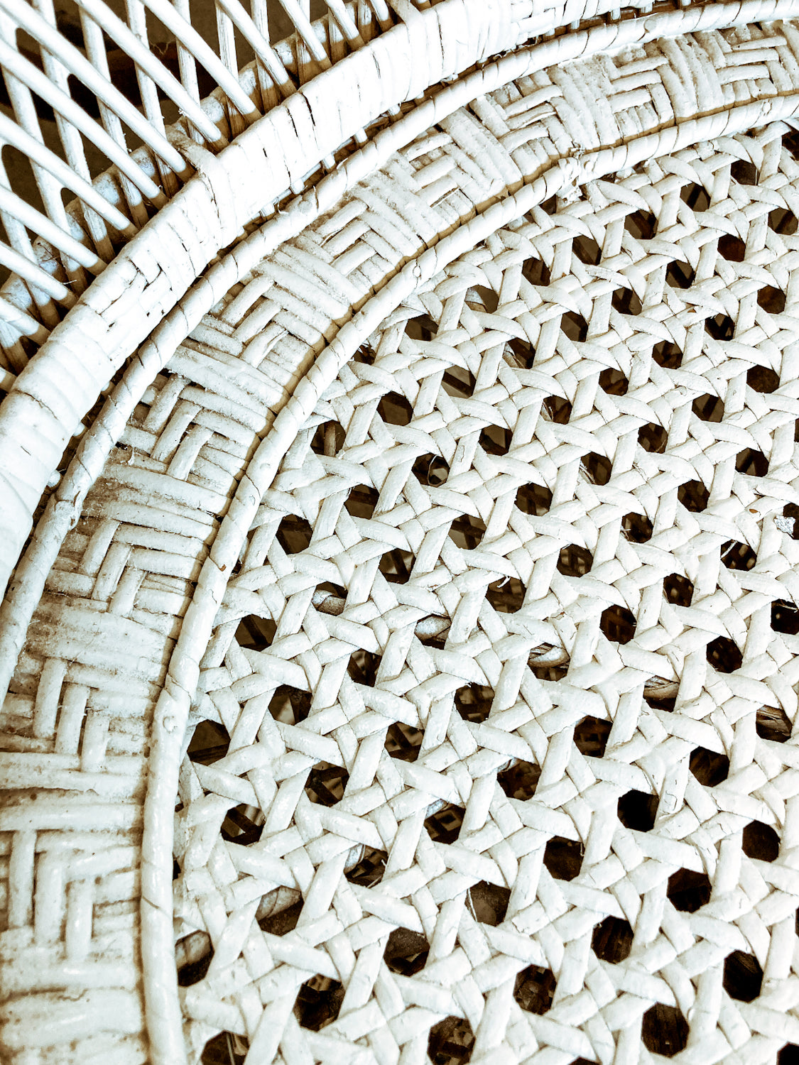 Gorgeous Vintage Antique-Inspired Intricately Woven White Wicker Peacock Chair