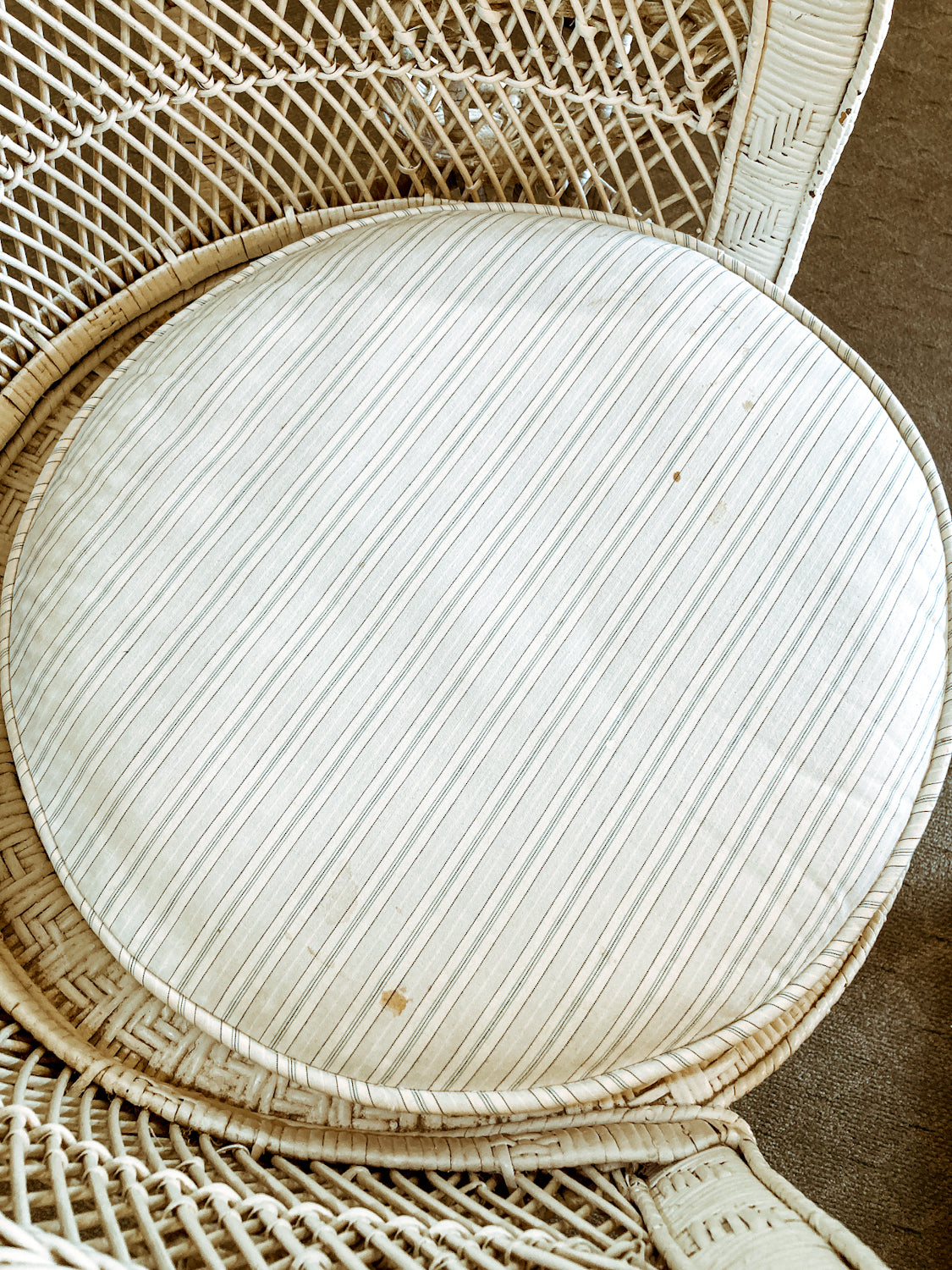 Gorgeous Vintage Antique-Inspired Intricately Woven White Wicker Peacock Chair