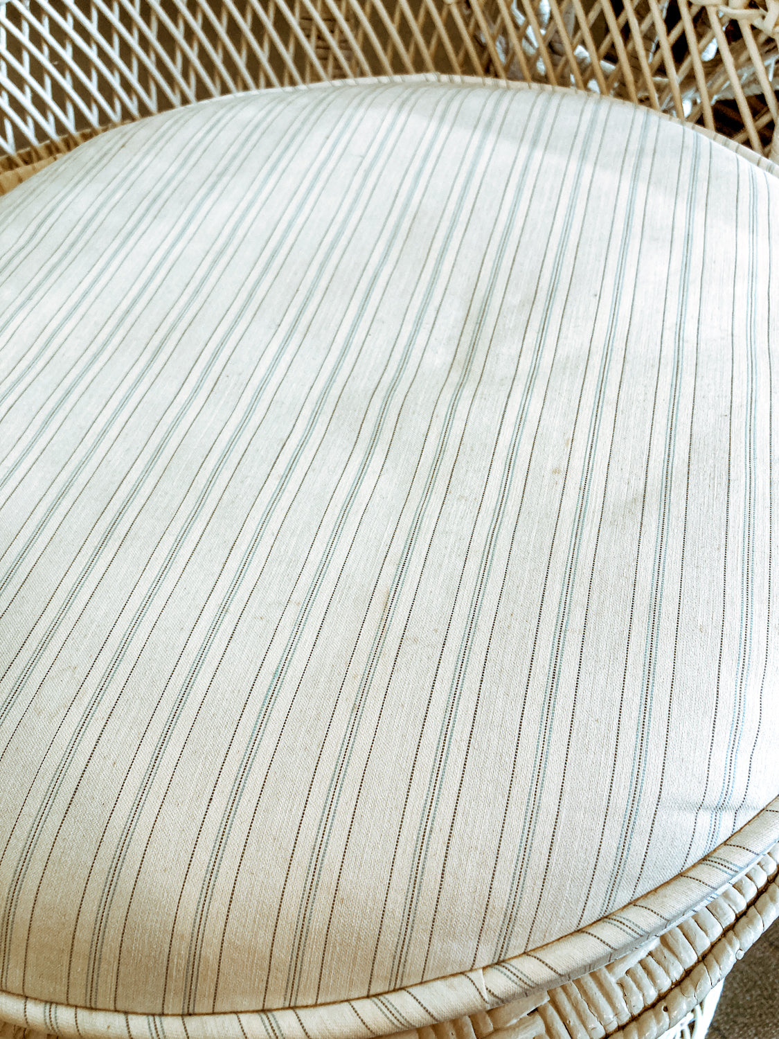 Gorgeous Vintage Antique-Inspired Intricately Woven White Wicker Peacock Chair