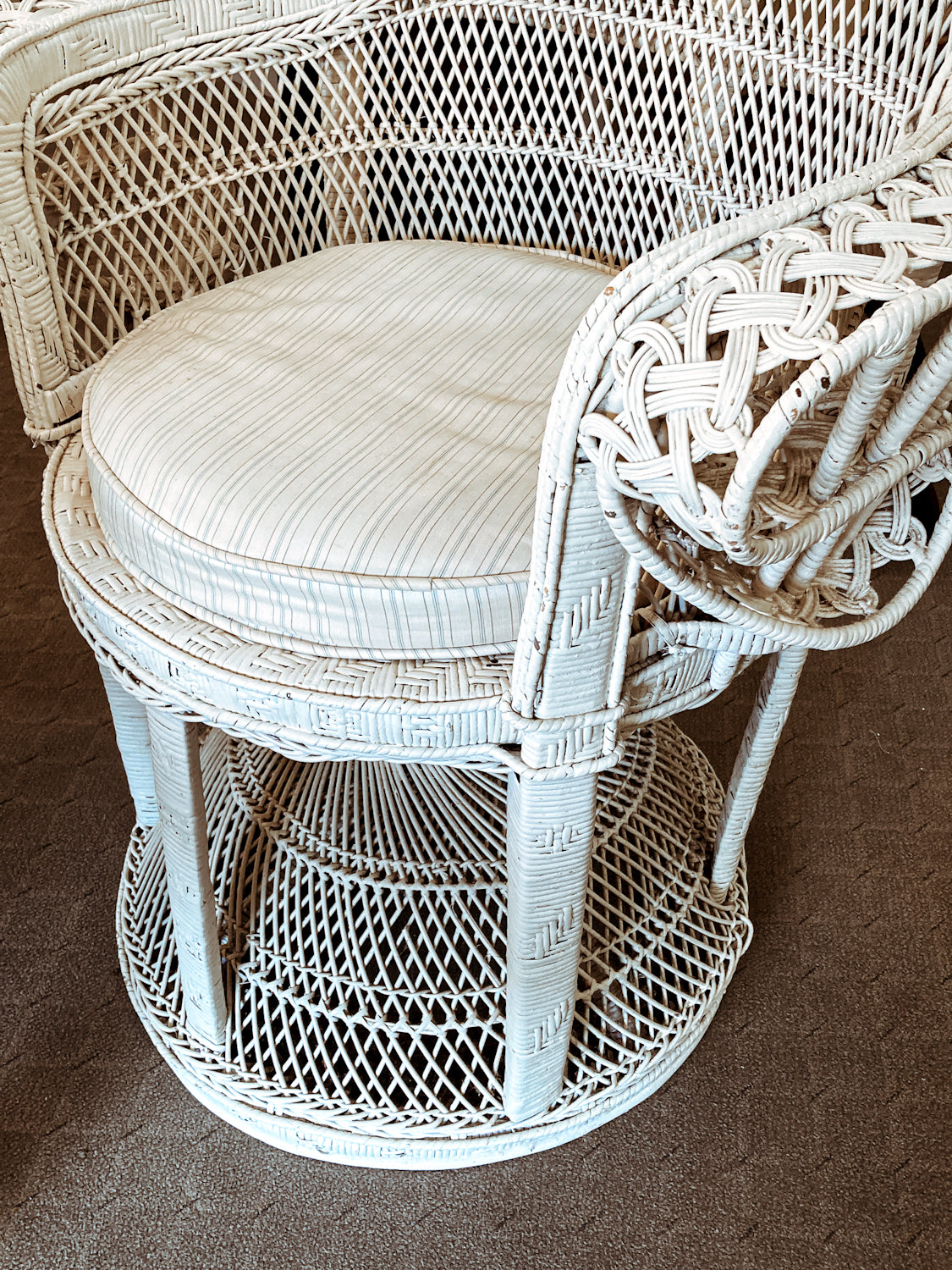 Gorgeous Vintage Antique-Inspired Intricately Woven White Wicker Peacock Chair