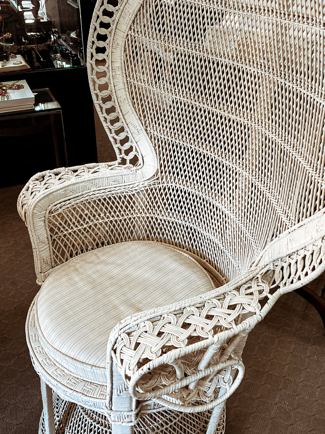 Gorgeous Vintage Antique-Inspired Intricately Woven White Wicker Peacock Chair