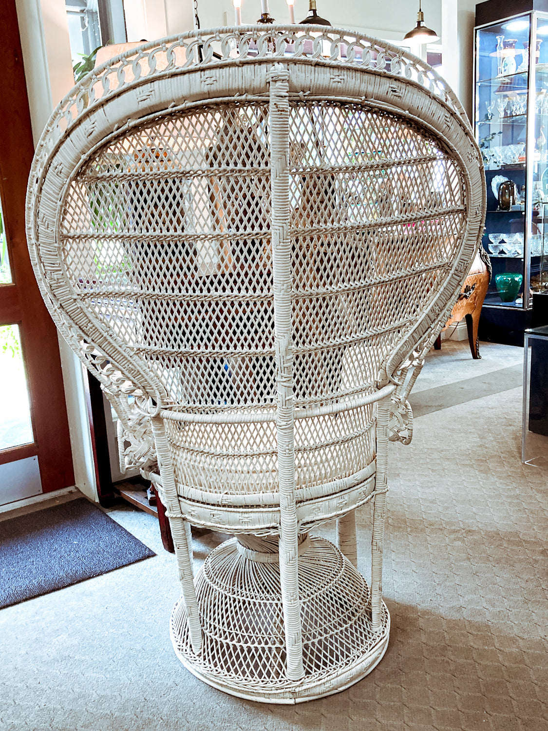 Gorgeous Vintage Antique-Inspired Intricately Woven White Wicker Peacock Chair
