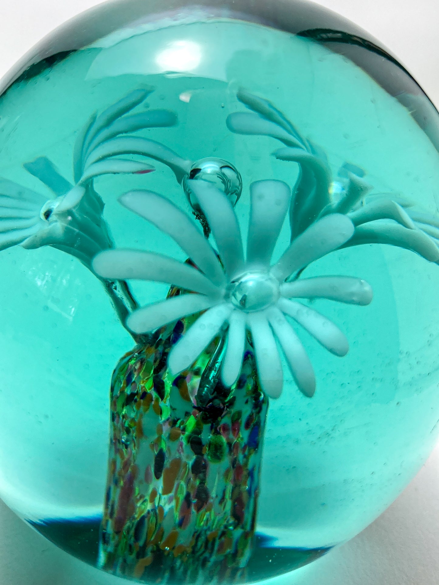 Vintage Kitschy Three Daisy Flowers Handblown Blue Glass Egg Paperweight