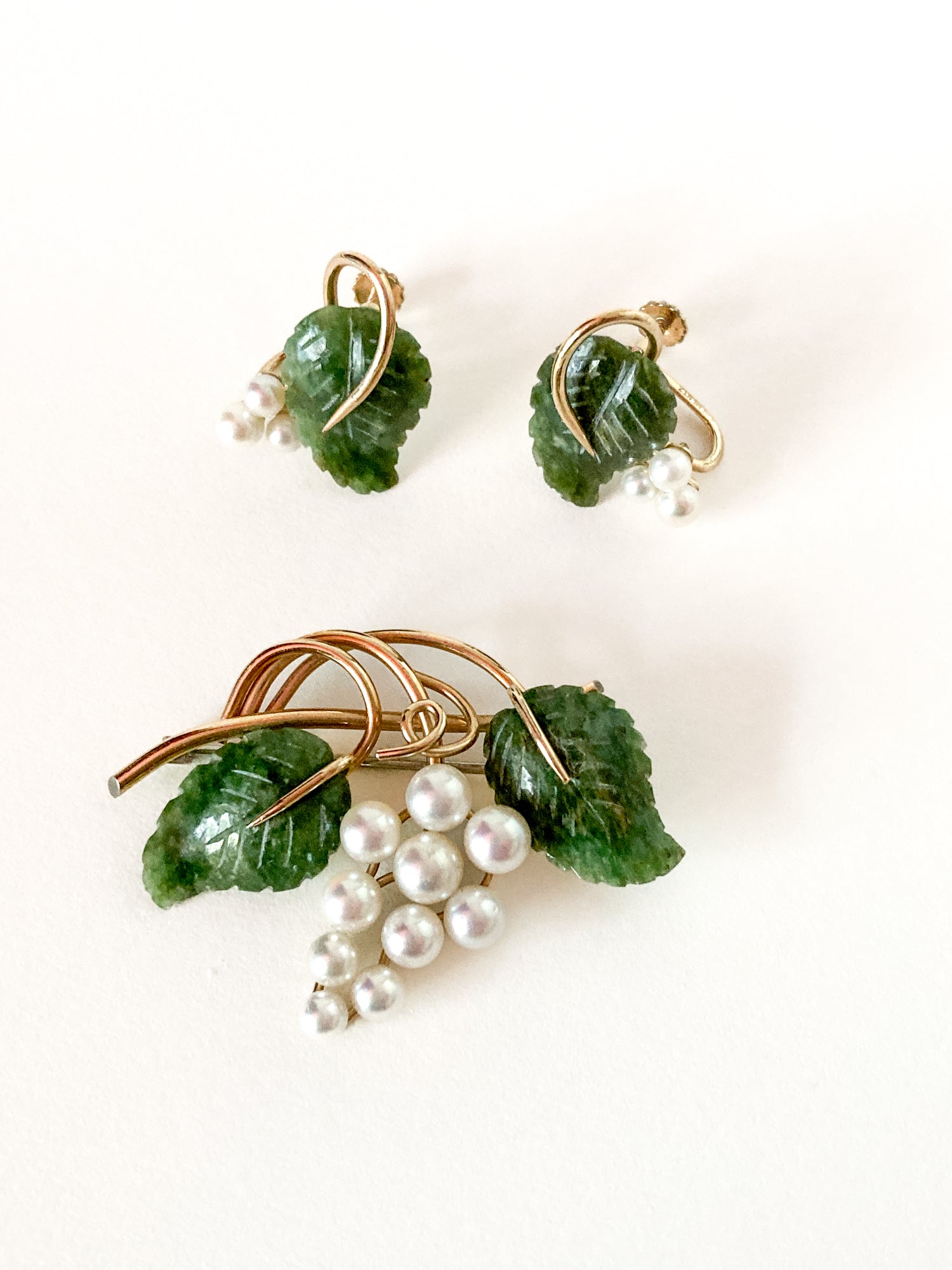 Vintage Krementz Nephrite Pearl Grapes Gold Coated Earrings Brooch Set