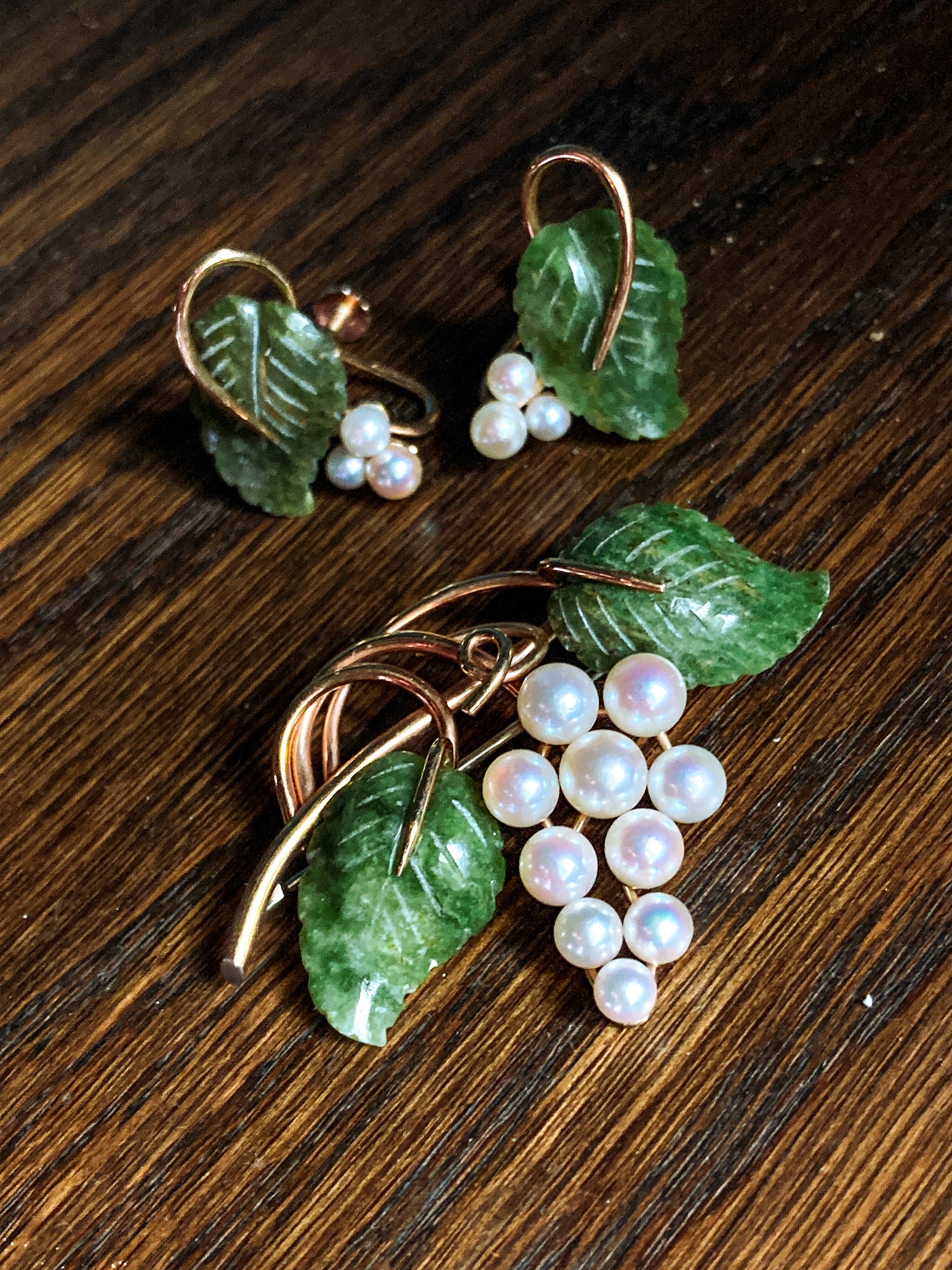 Vintage Krementz Nephrite Pearl Grapes Gold Coated Earrings Brooch Set