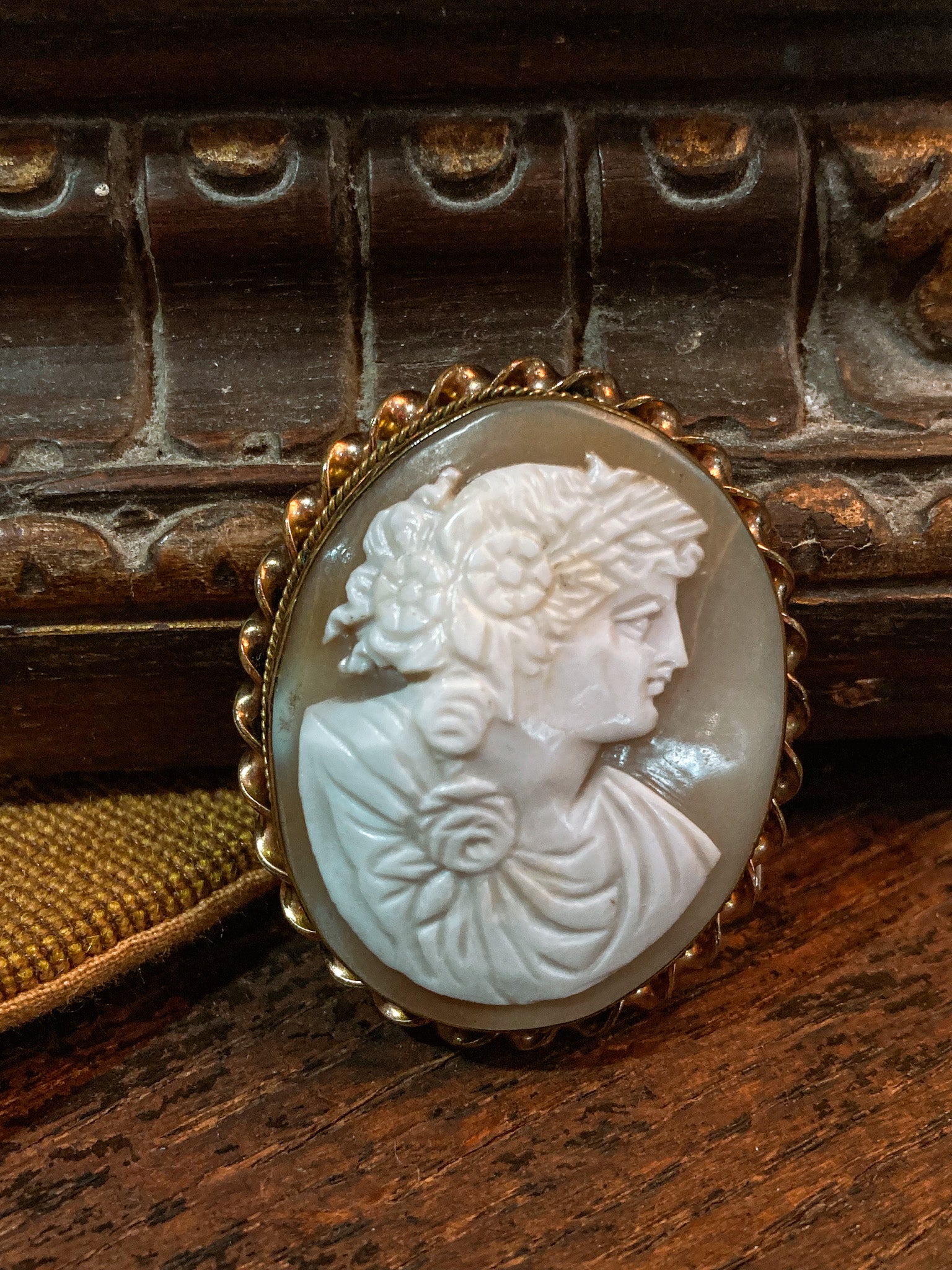 Vintage Twist Oval Gold Toned Italian Shell Carved Cameo Brooch PinVintage Twist Oval Gold Toned Italian Shell Carved Cameo Brooch Pin