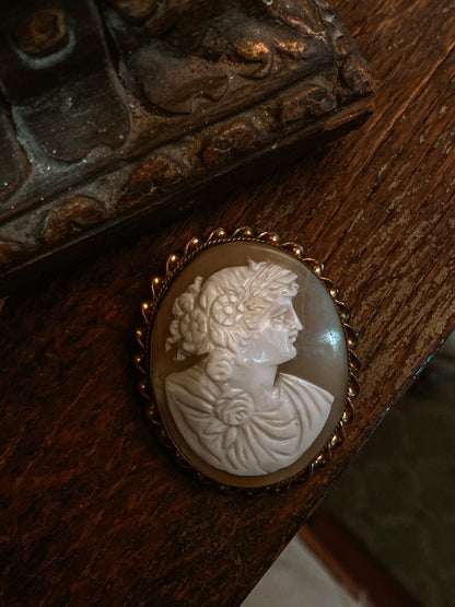 Vintage Twist Oval Gold Toned Italian Shell Carved Cameo Brooch Pin