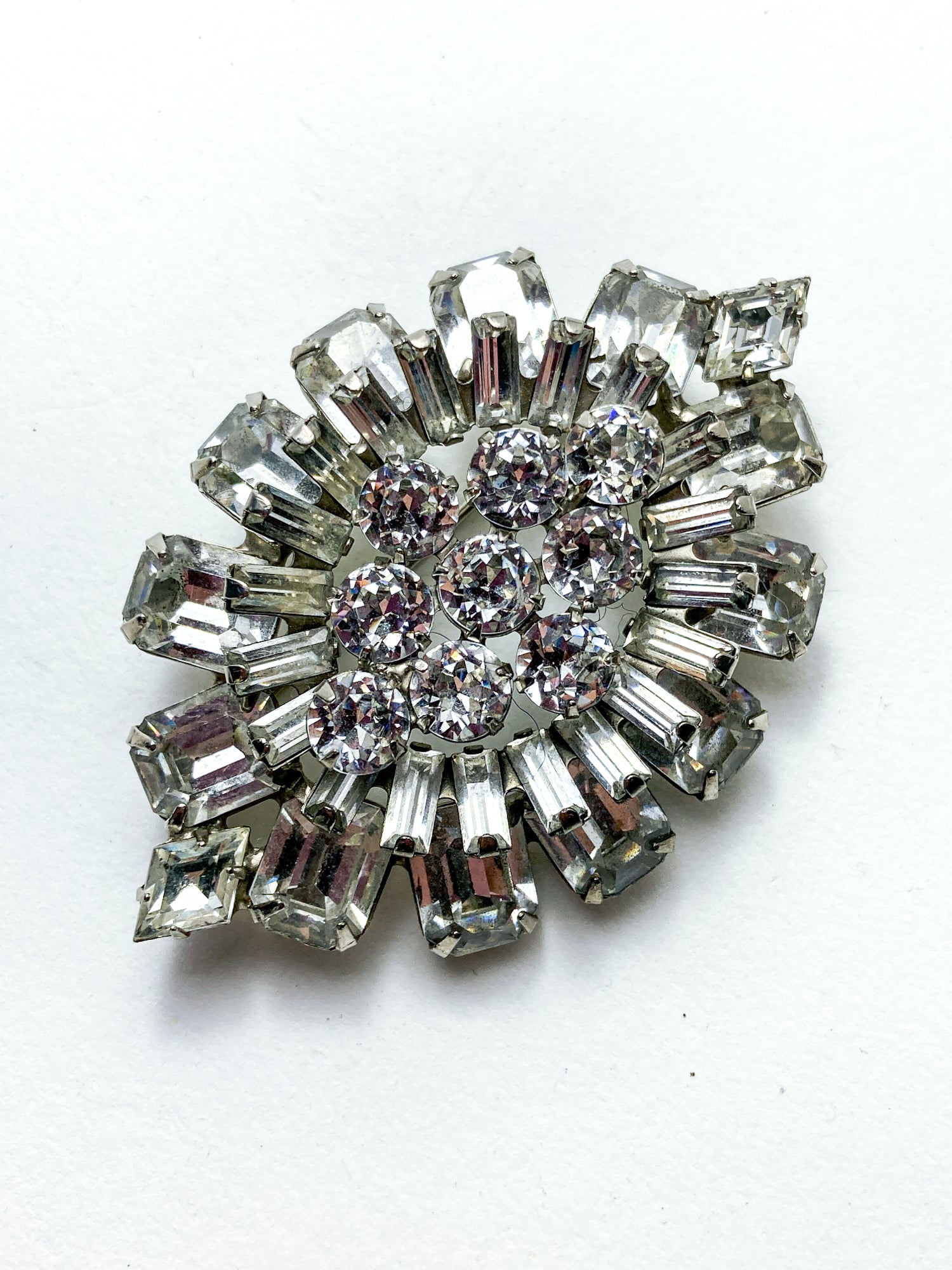 Vintage Weiss Dazzling Rhinestone Eye Shaped Brooch Pin