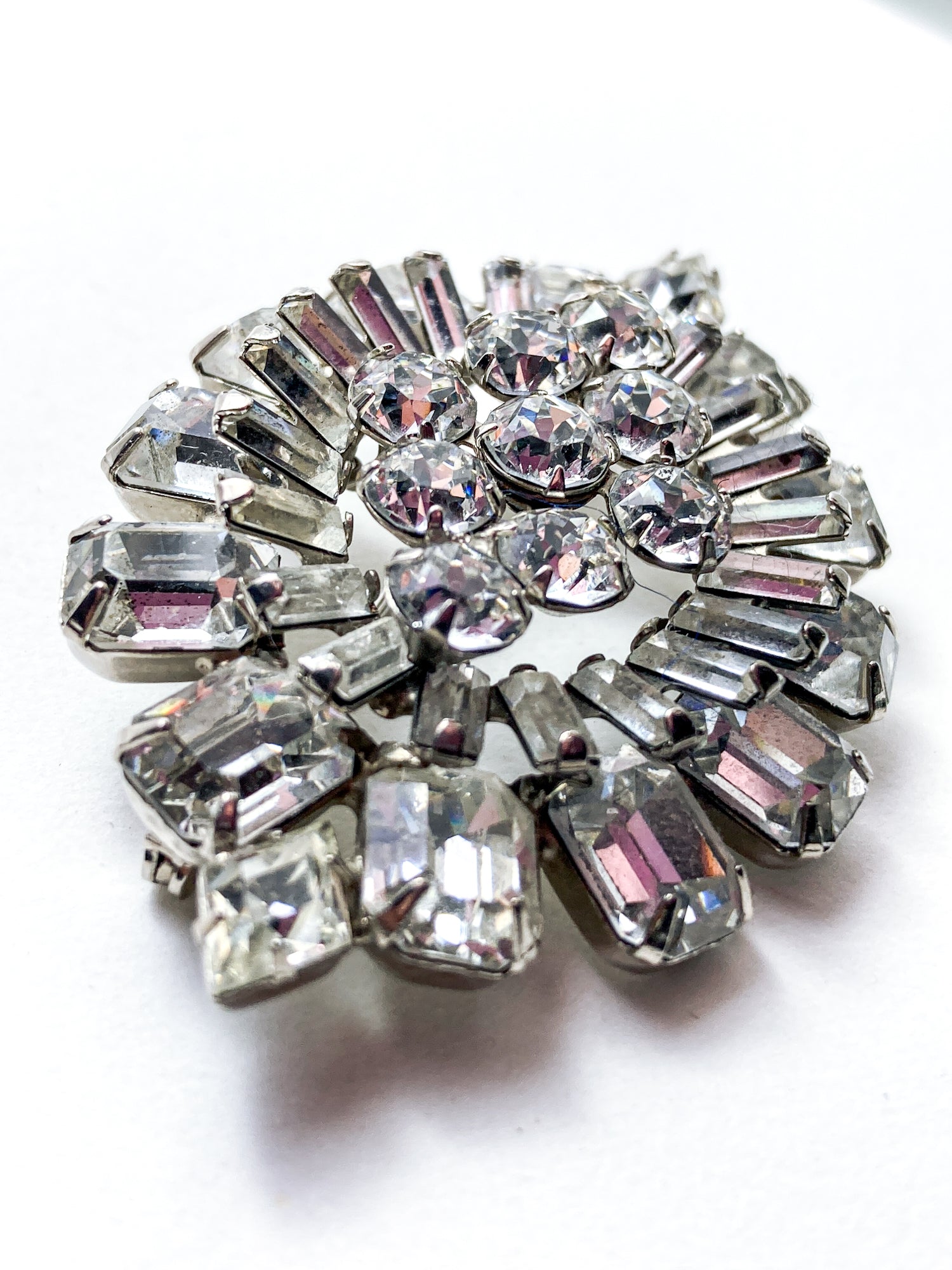 Vintage Weiss Dazzling Rhinestone Eye Shaped Brooch Pin