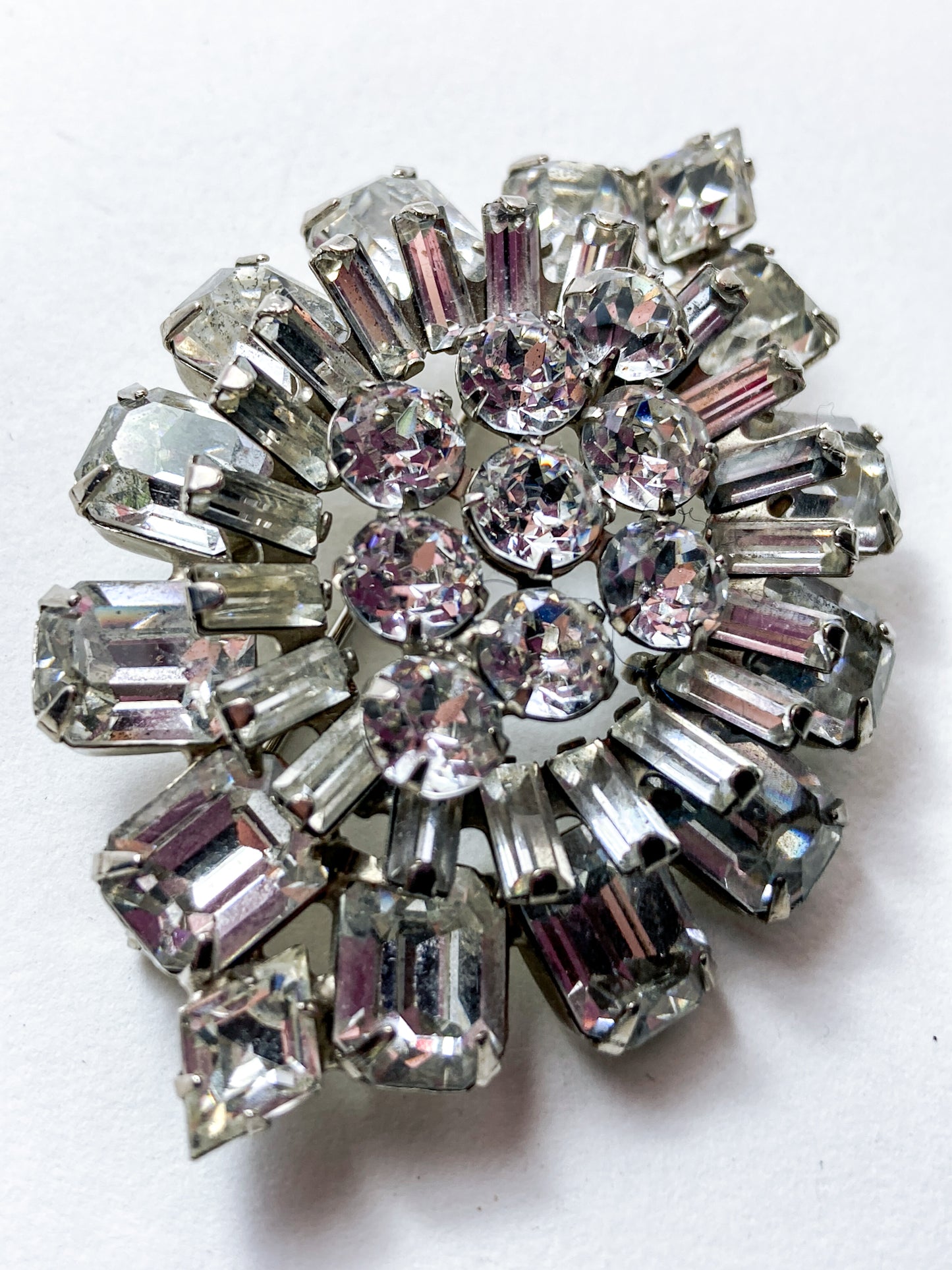 Vintage Weiss Dazzling Rhinestone Eye Shaped Brooch Pin