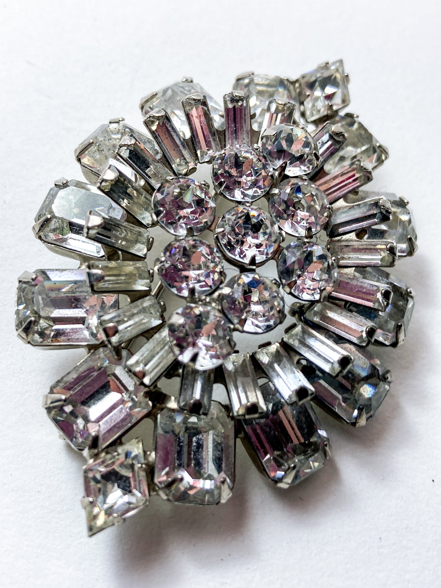 Vintage Weiss Dazzling Rhinestone Eye Shaped Brooch Pin