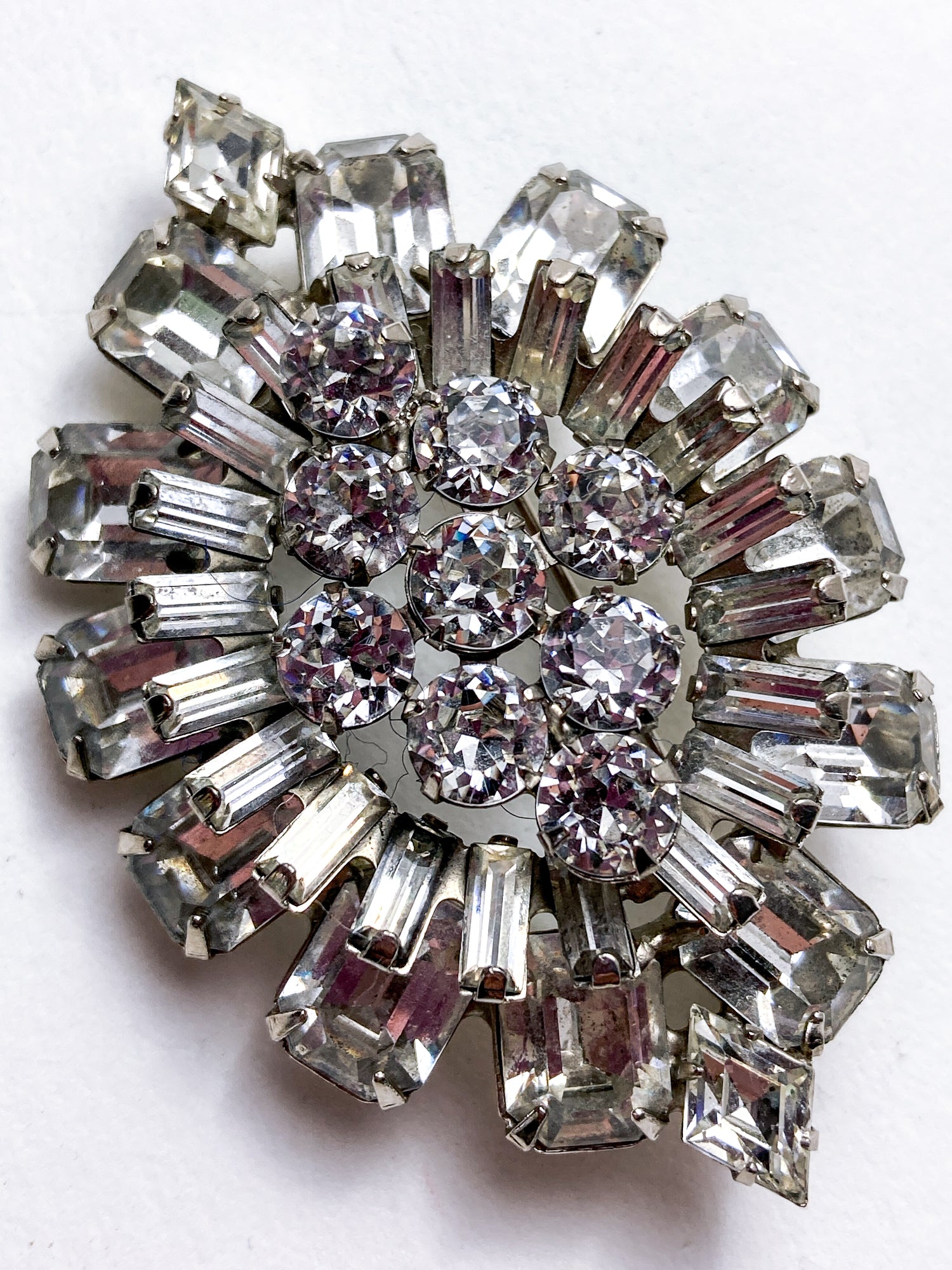 Vintage Weiss Dazzling Rhinestone Eye Shaped Brooch Pin
