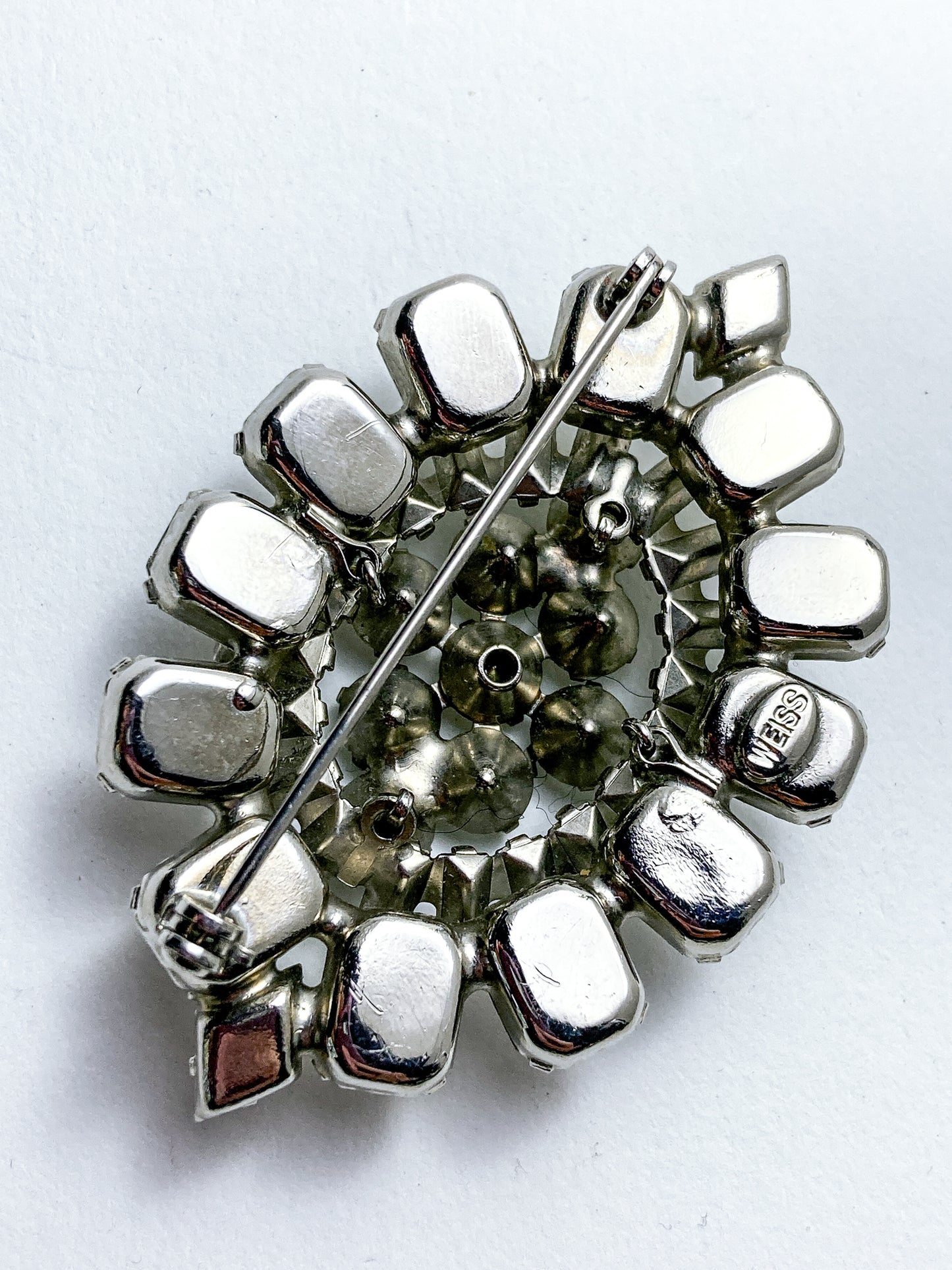 Vintage Weiss Dazzling Rhinestone Eye Shaped Brooch Pin