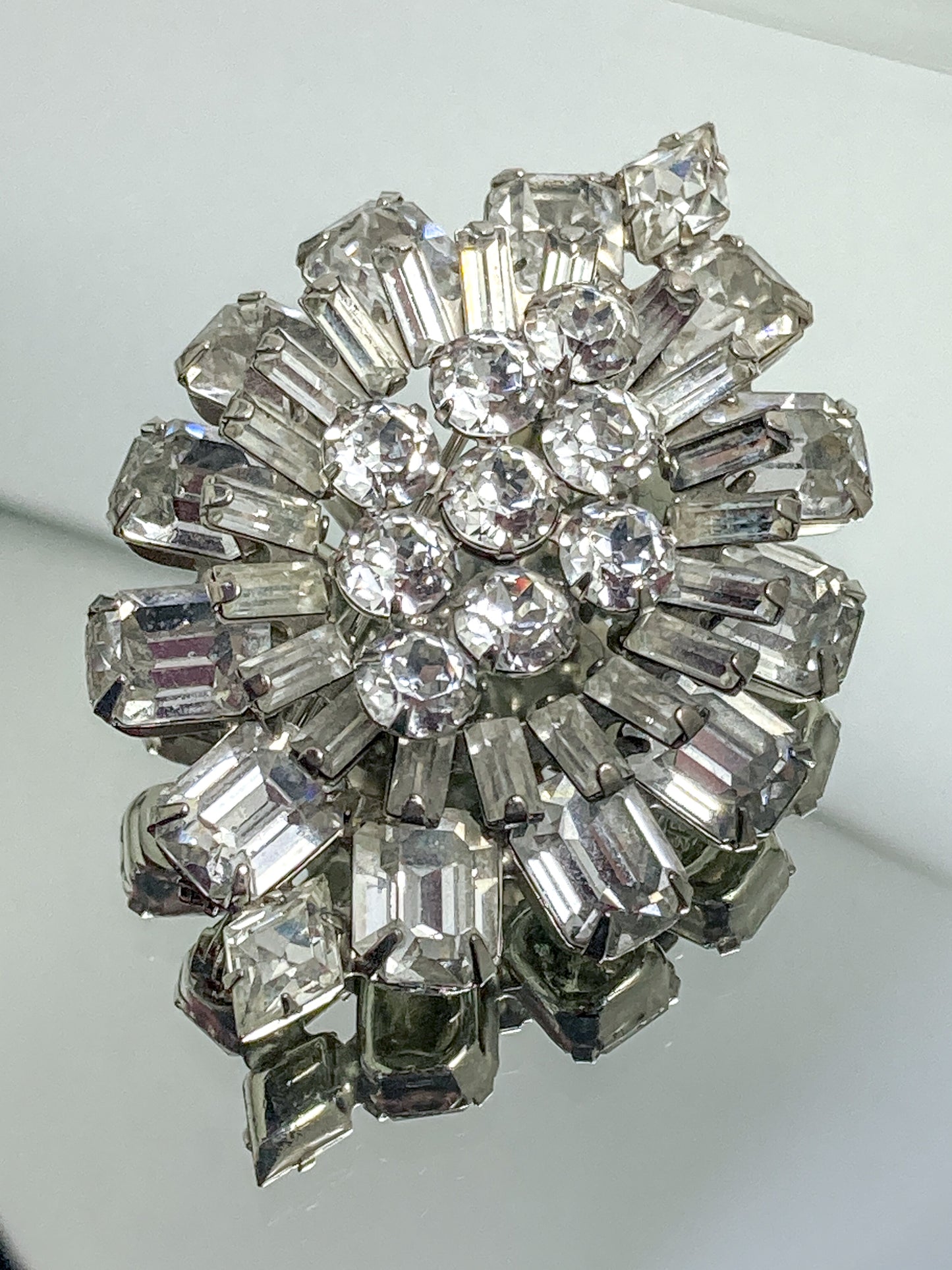 Vintage Weiss Dazzling Rhinestone Eye Shaped Brooch Pin