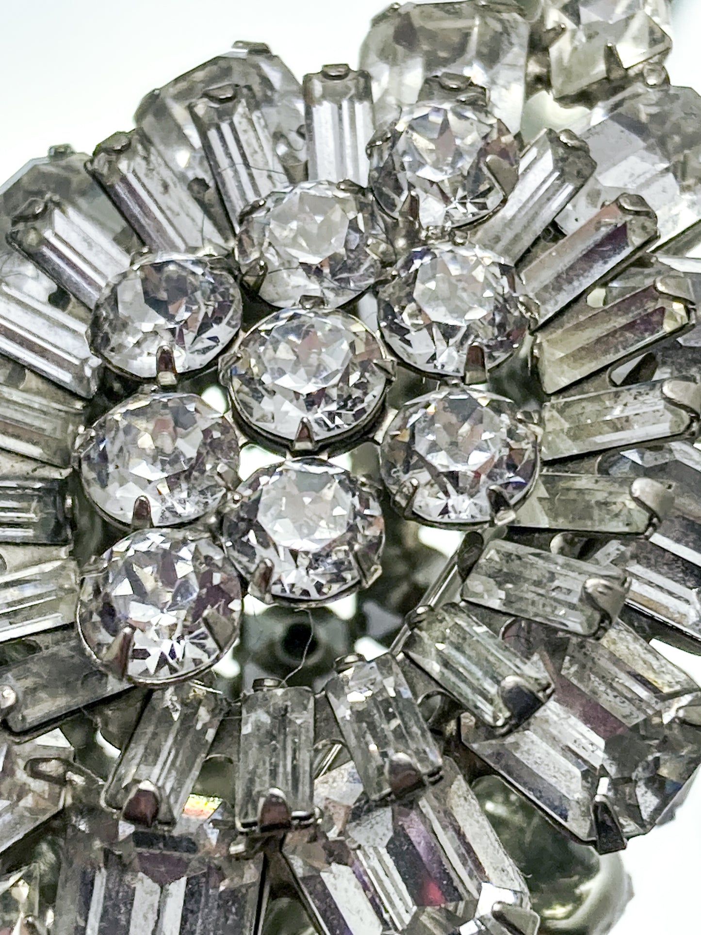 Vintage Weiss Dazzling Rhinestone Eye Shaped Brooch Pin