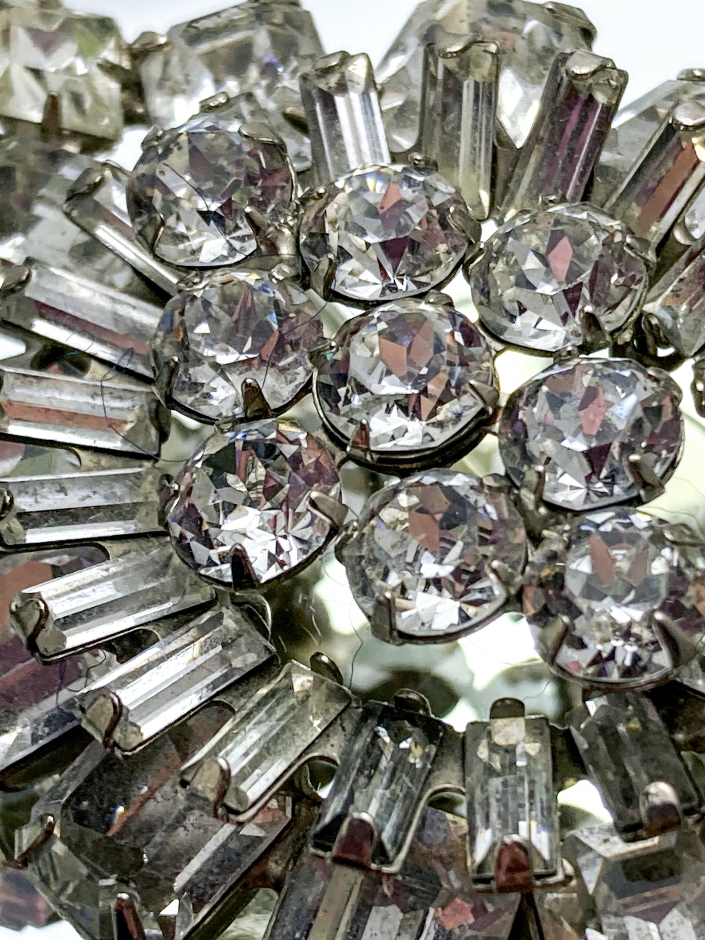 Vintage Weiss Dazzling Rhinestone Eye Shaped Brooch Pin