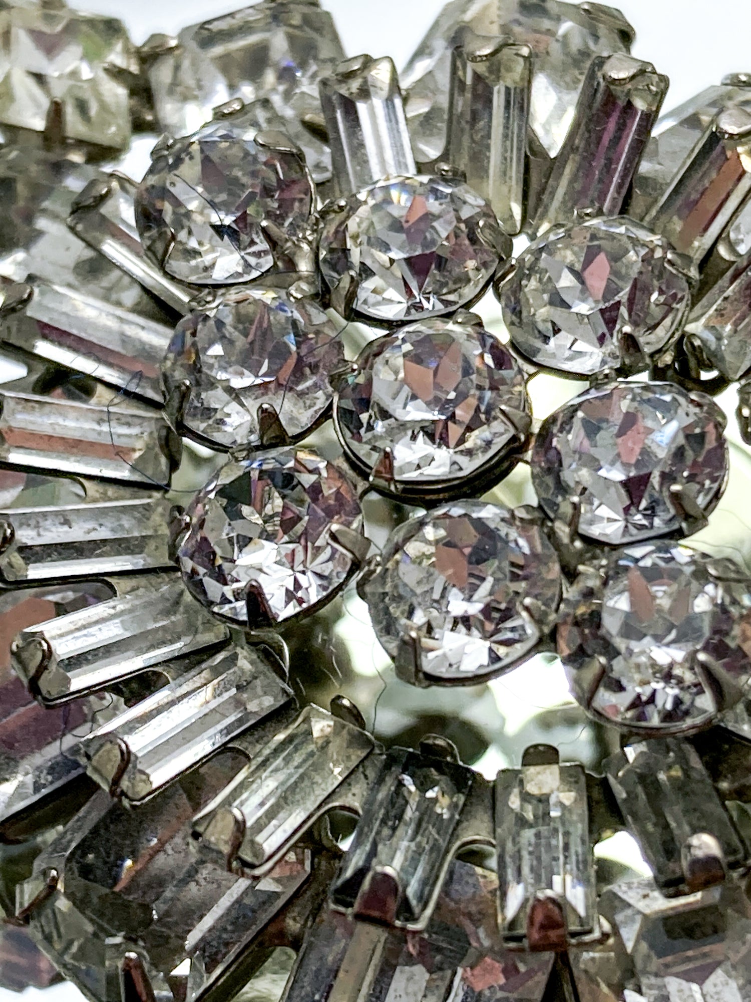 Vintage Weiss Dazzling Rhinestone Eye Shaped Brooch Pin