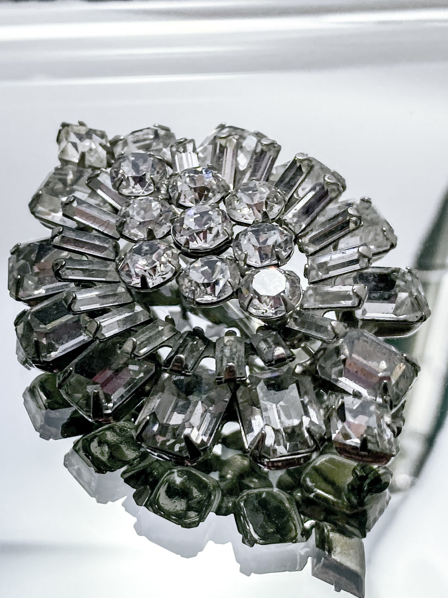 Vintage Weiss Dazzling Rhinestone Eye Shaped Brooch Pin