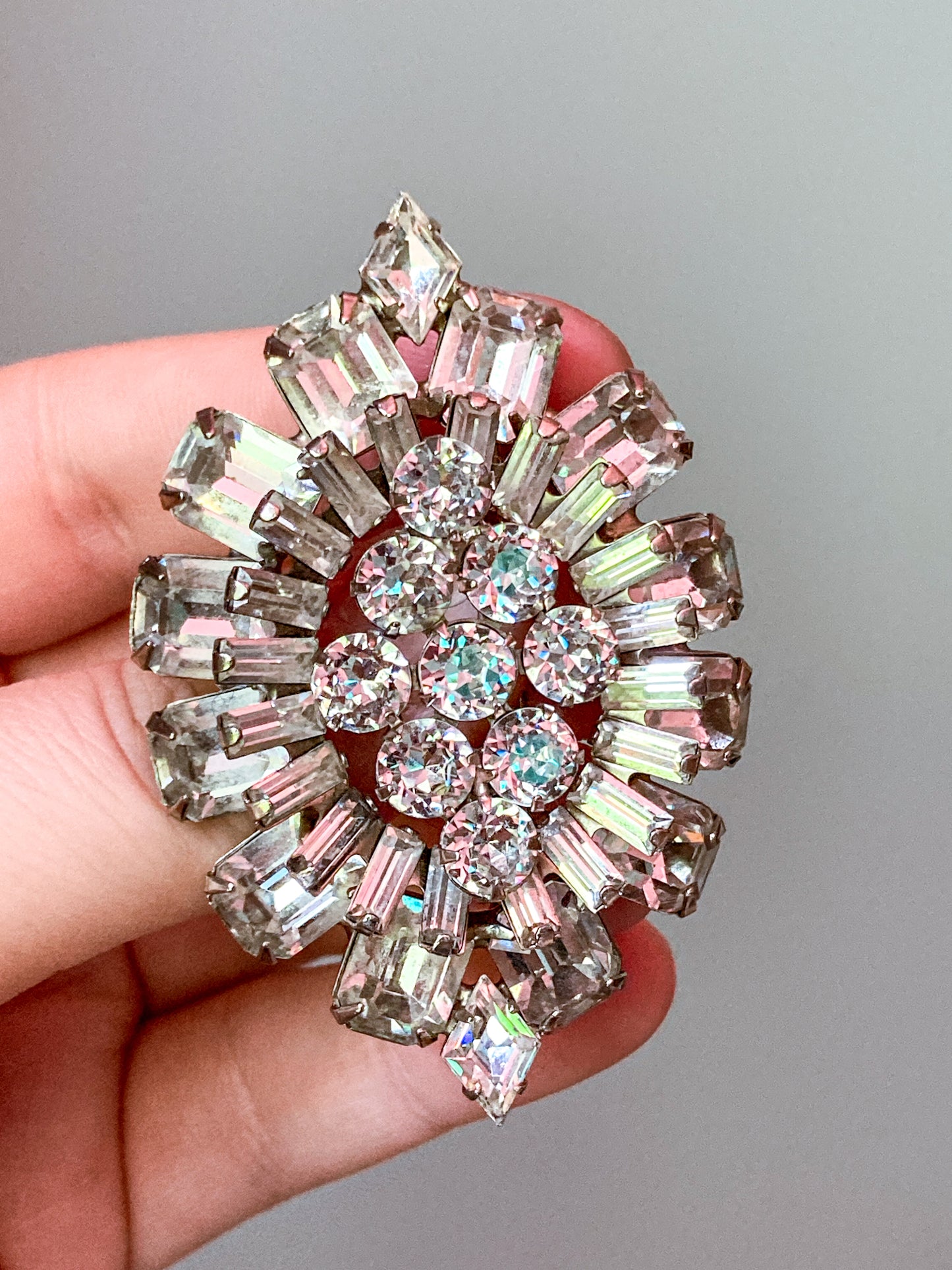 Vintage Weiss Dazzling Rhinestone Eye Shaped Brooch Pin