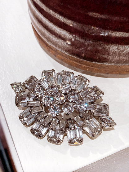 Vintage Weiss Dazzling Rhinestone Eye Shaped Brooch Pin