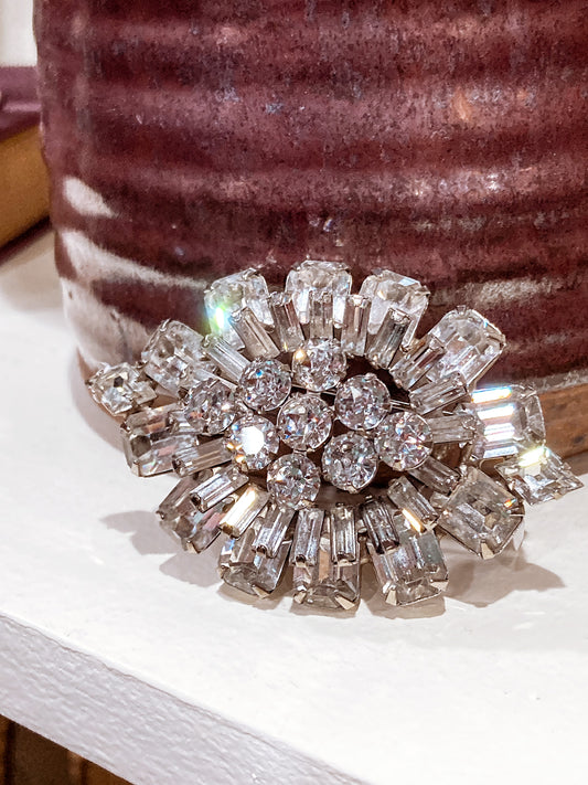 Vintage Weiss Dazzling Rhinestone Eye Shaped Brooch Pin