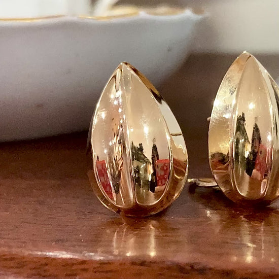 Vintage 5.1g 14K Yellow Gold Almond Shaped Dimensional Post Earrings Video